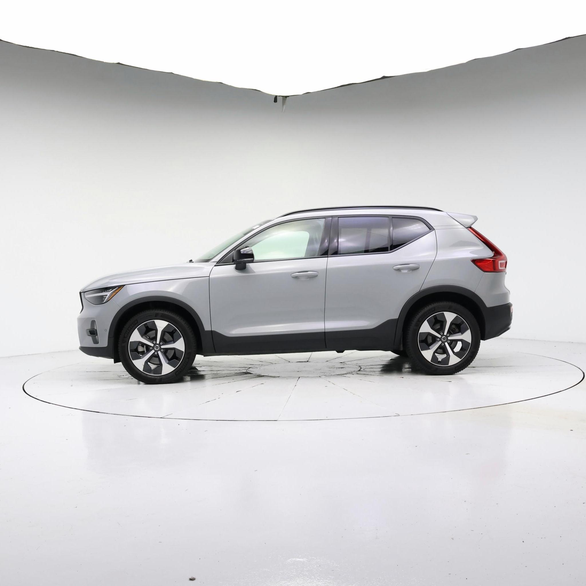 Thumbnail: 2025 Volvo XC40 - 3