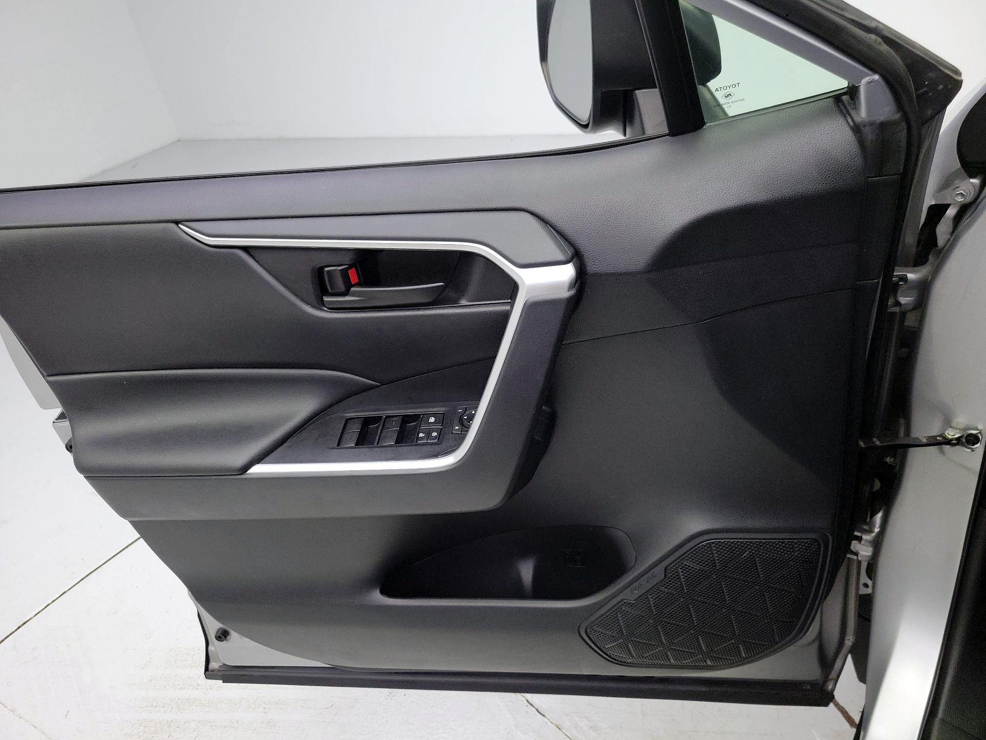 Thumbnail: 2022 Toyota RAV4 - 12
