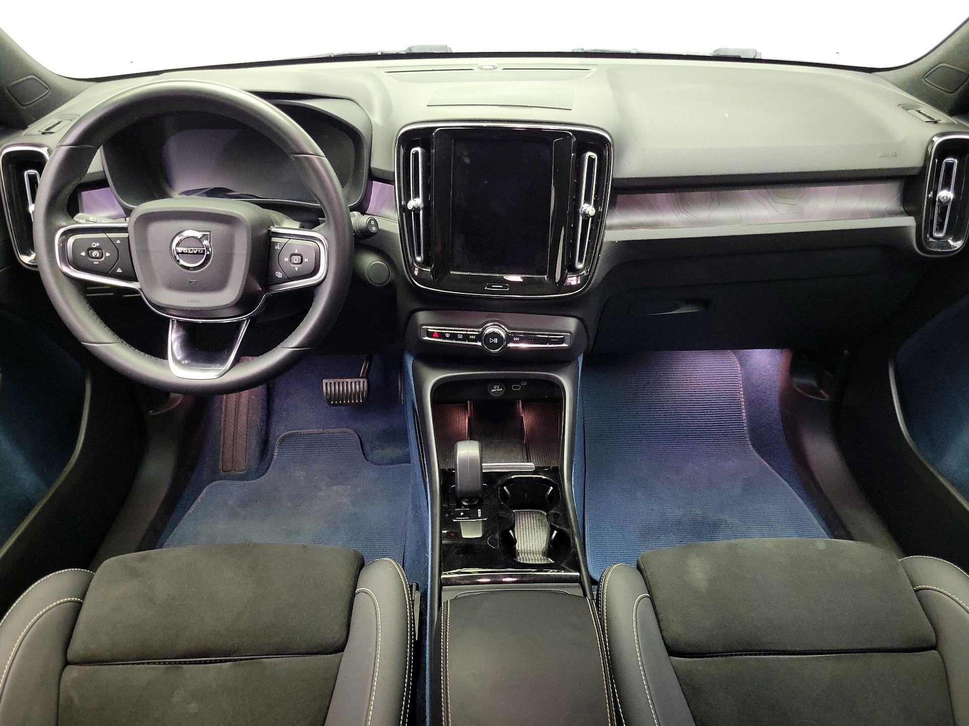 Thumbnail: 2023 Volvo XC40 - 9