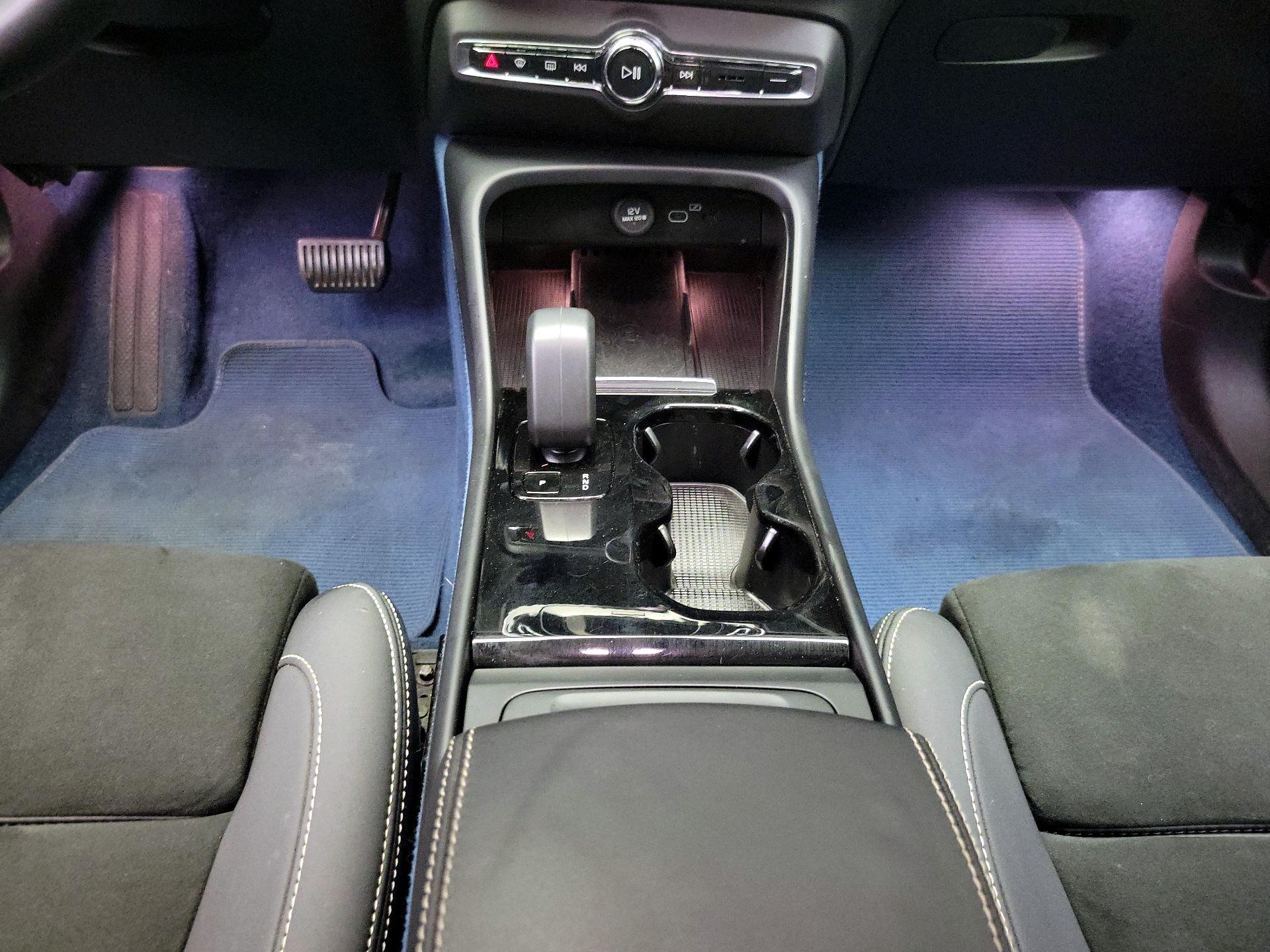 Thumbnail: 2023 Volvo XC40 - 18