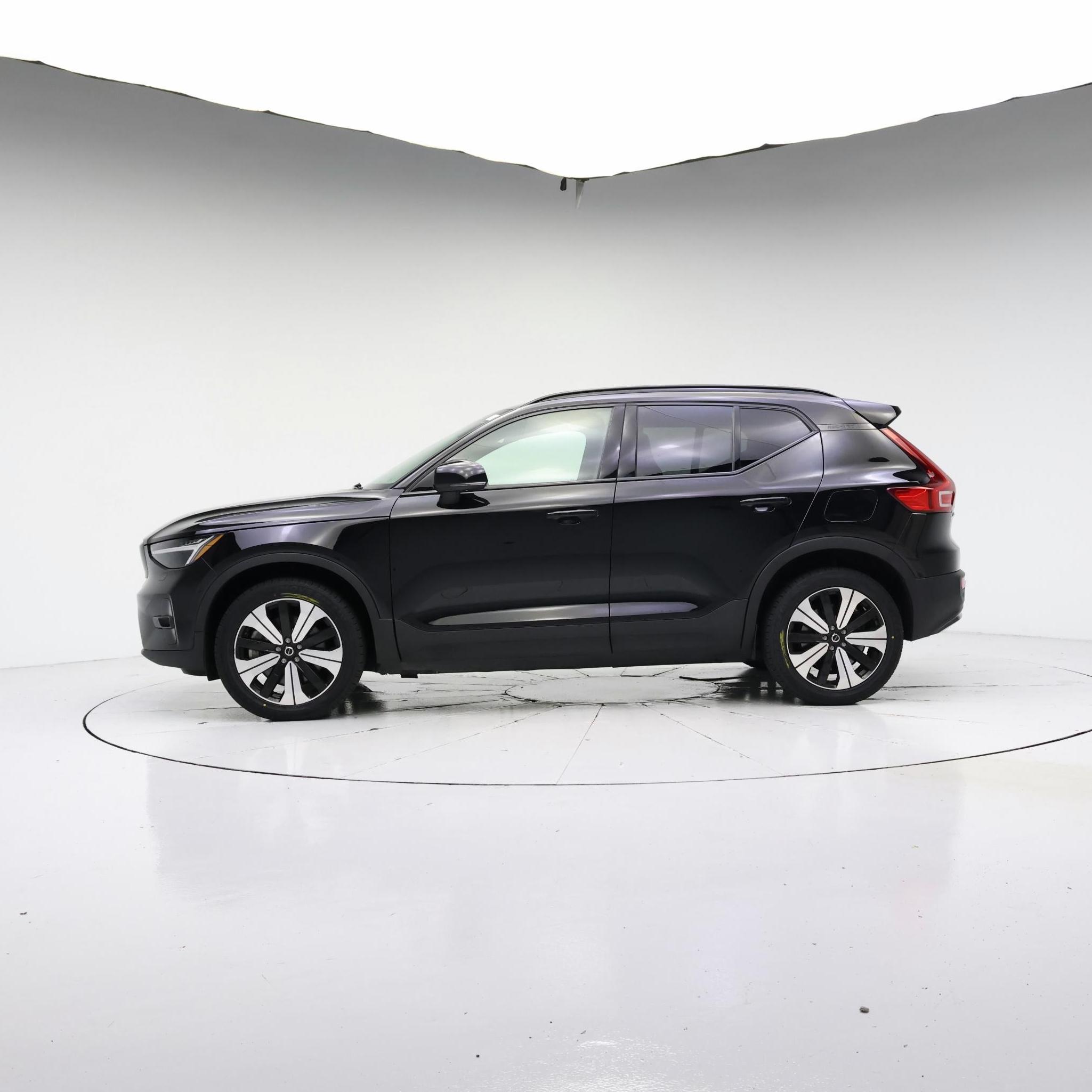 Thumbnail: 2023 Volvo XC40 - 3