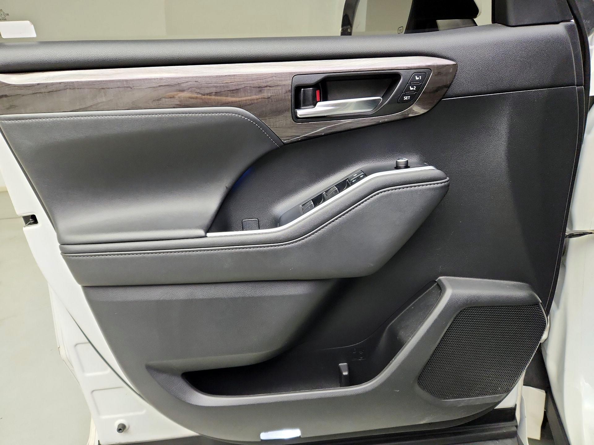 Thumbnail: 2020 Toyota Highlander - 10
