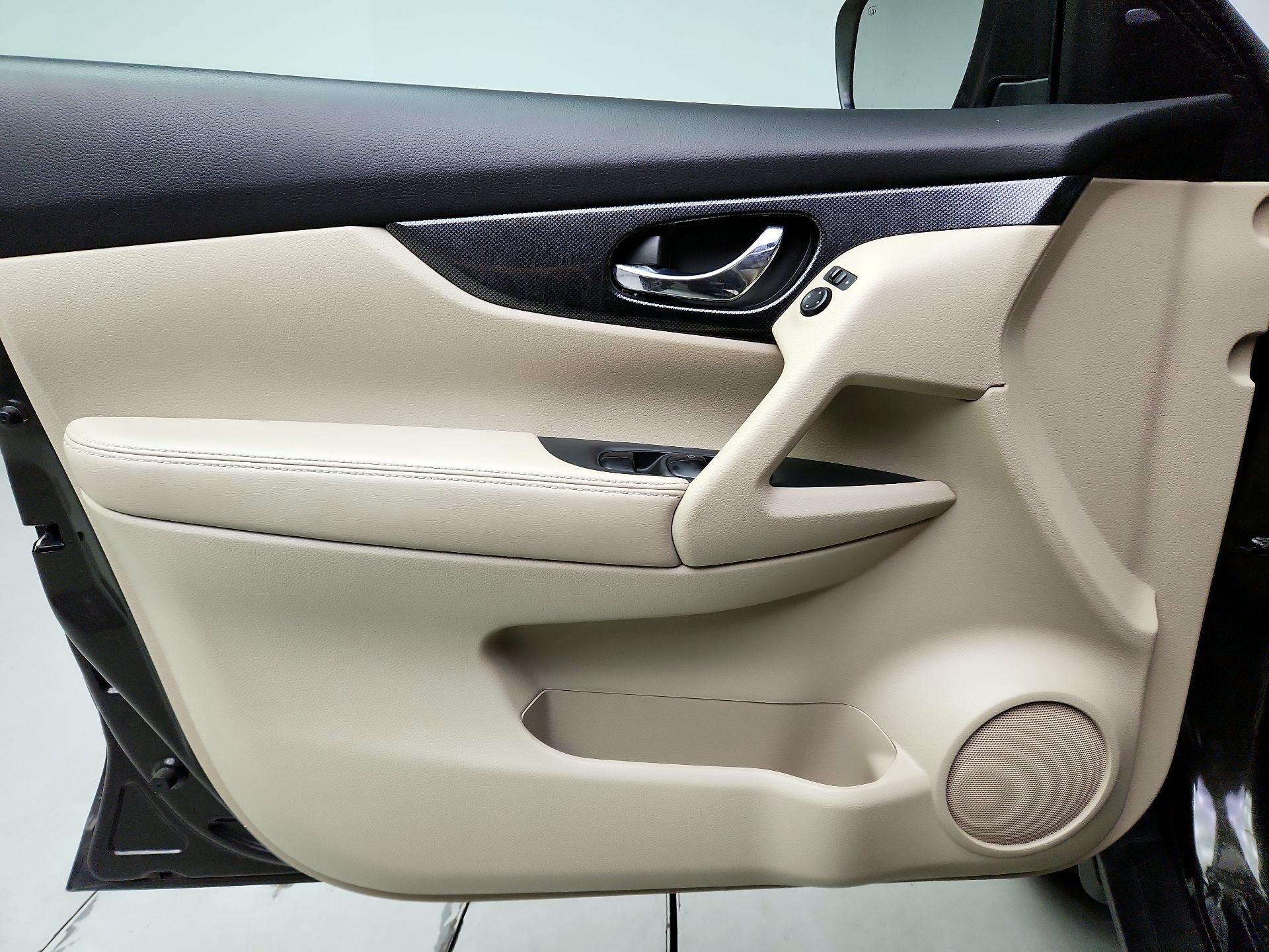 Thumbnail: 2016 Nissan Rogue - 10