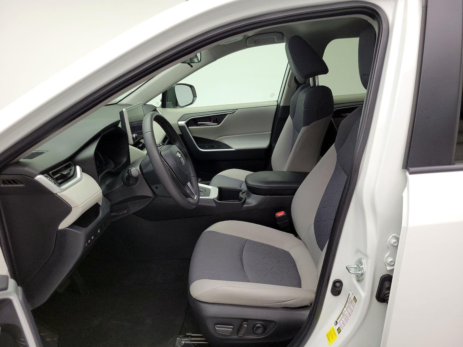 2024 Toyota RAV4 XLE - Photo 10