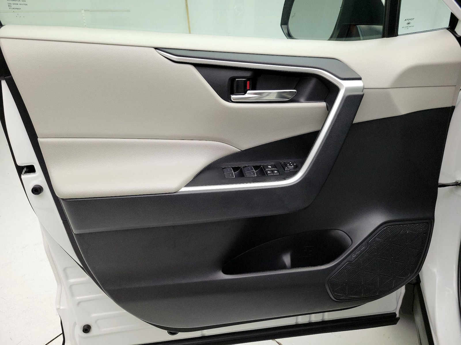 2024 Toyota RAV4 XLE - Photo 11