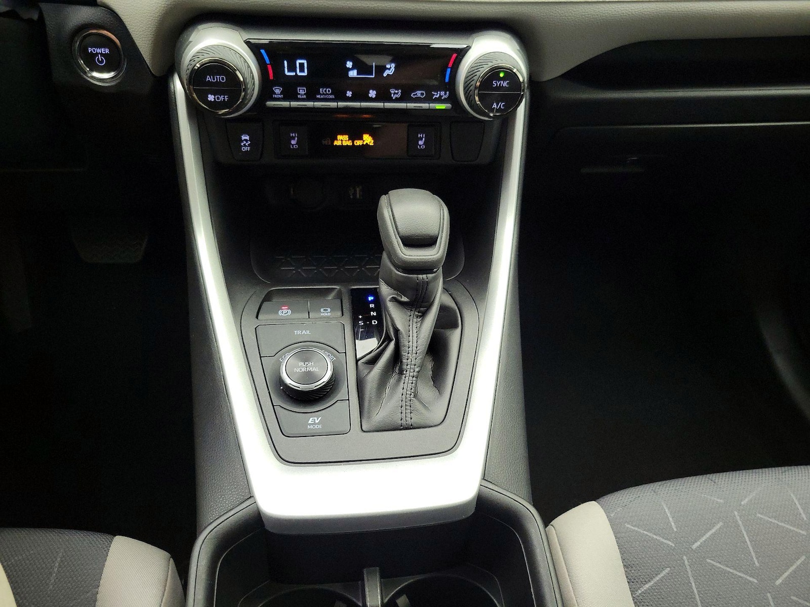 2024 Toyota RAV4 XLE - Photo 16