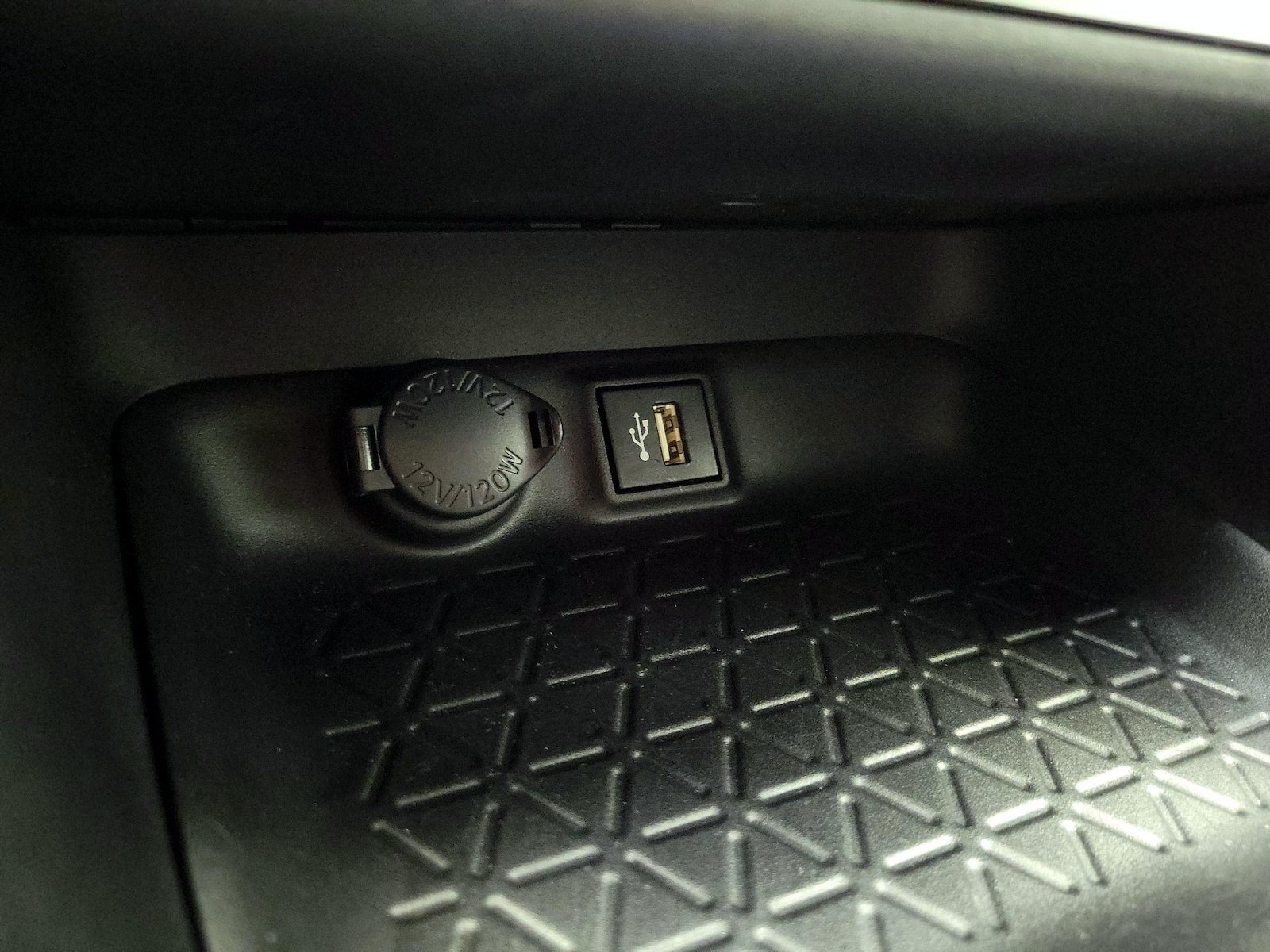 2024 Toyota RAV4 XLE - Photo 17