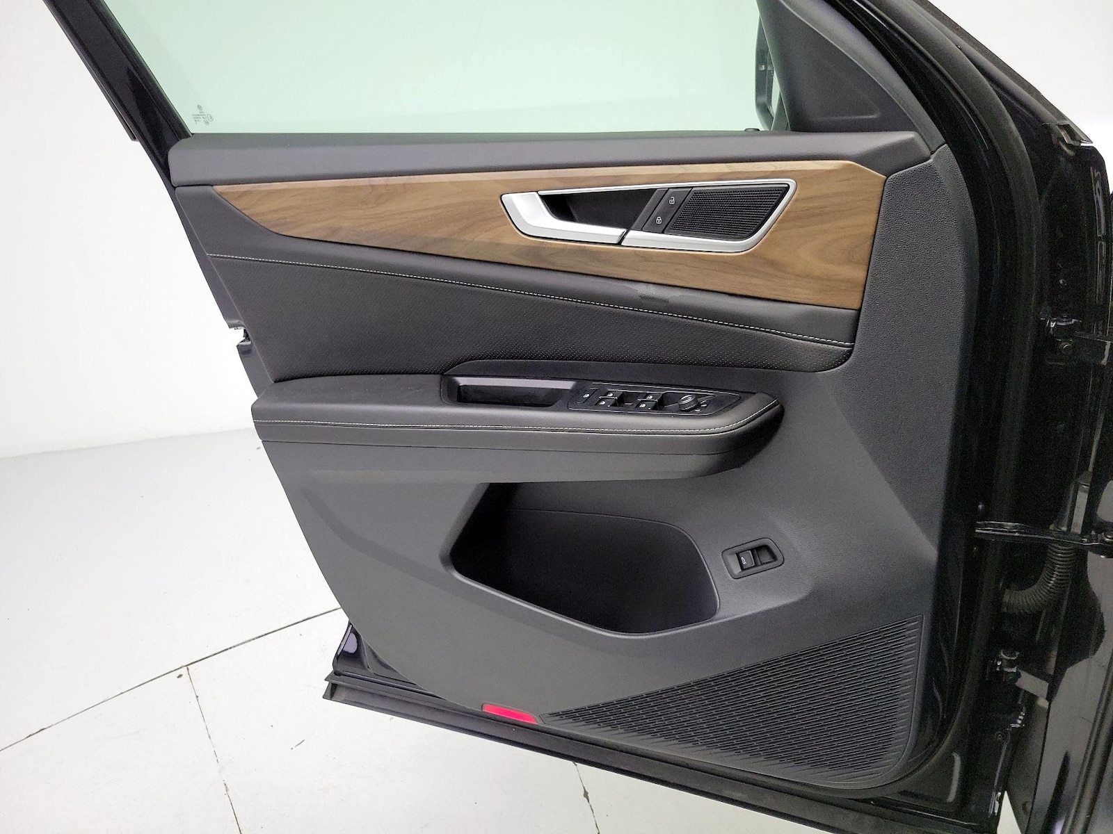2025 Volkswagen Atlas SE w/Tech - Photo 13