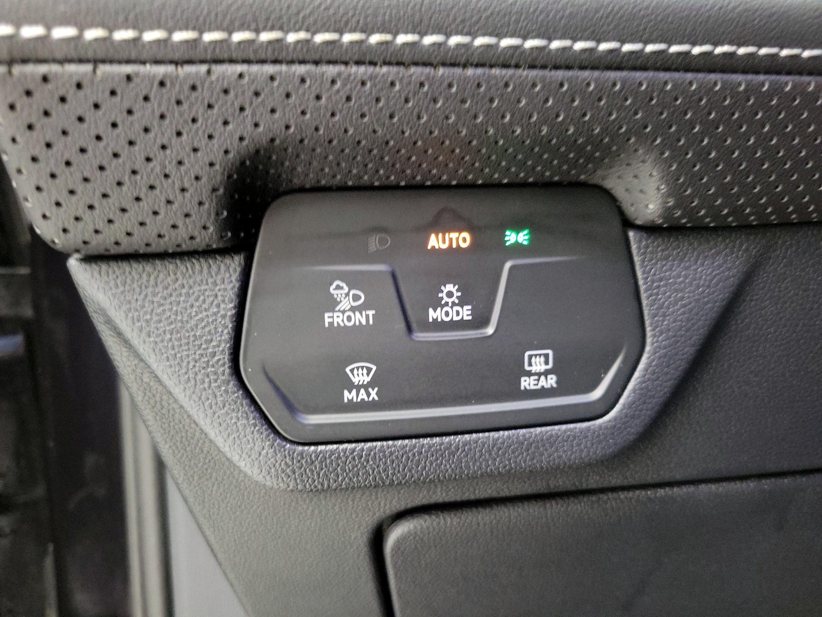 2025 Volkswagen Atlas SE w/Tech - Photo 14