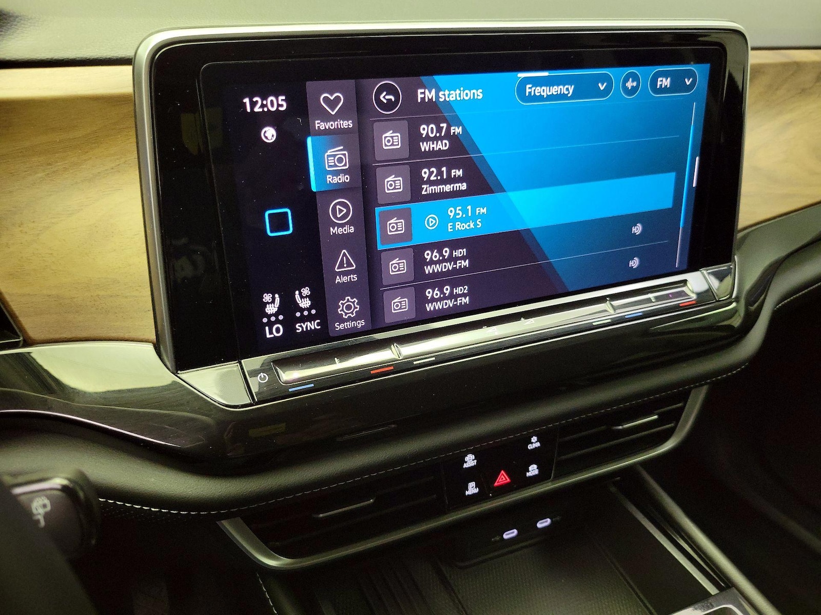 2025 Volkswagen Atlas SE w/Tech - Photo 16