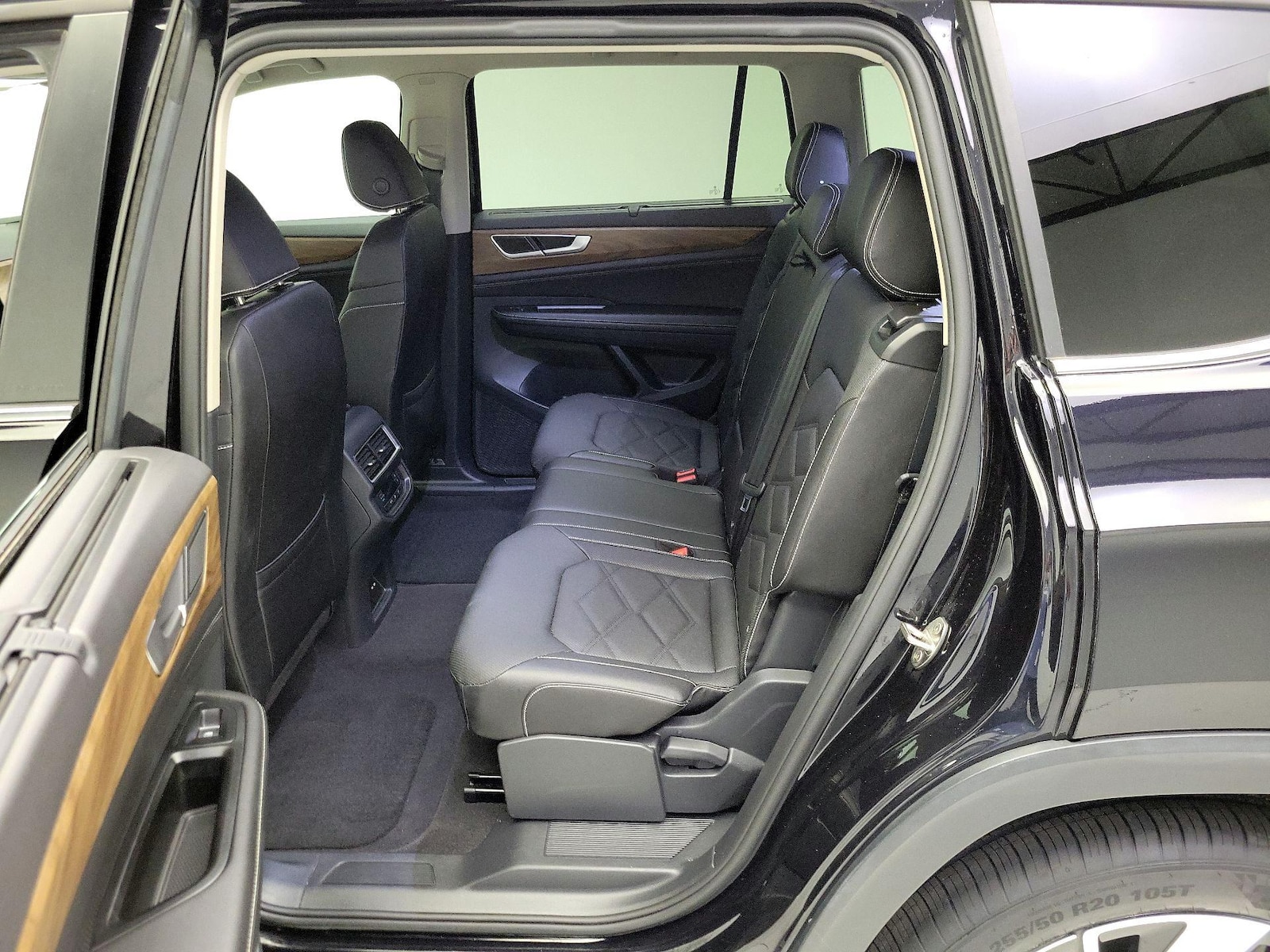 2025 Volkswagen Atlas SE w/Tech - Photo 20