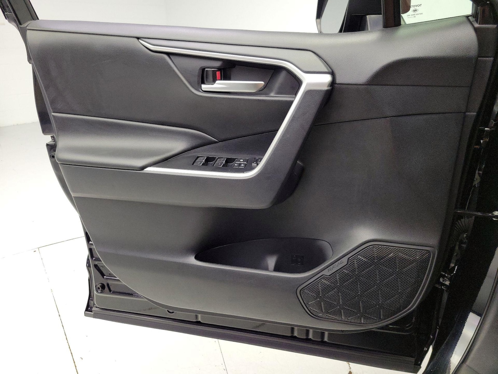 2025 Toyota RAV4 XLE - Photo 13