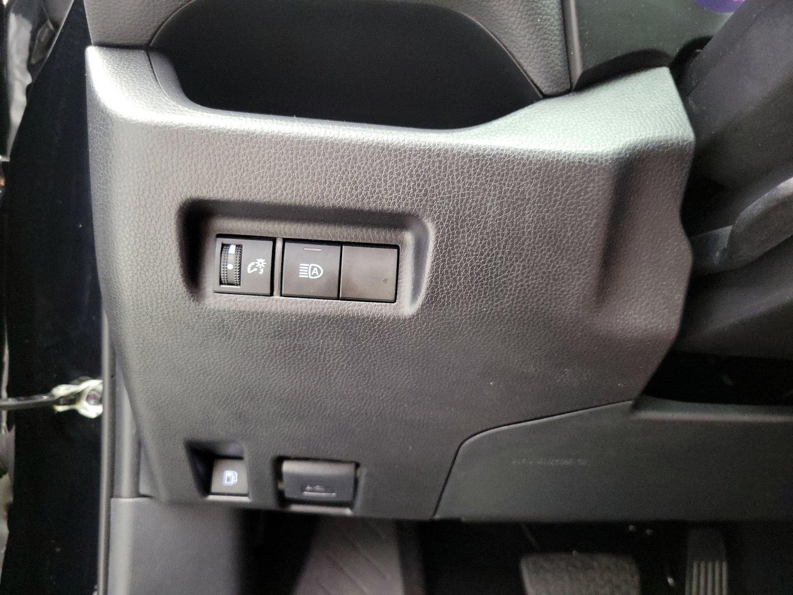 2025 Toyota RAV4 XLE - Photo 14