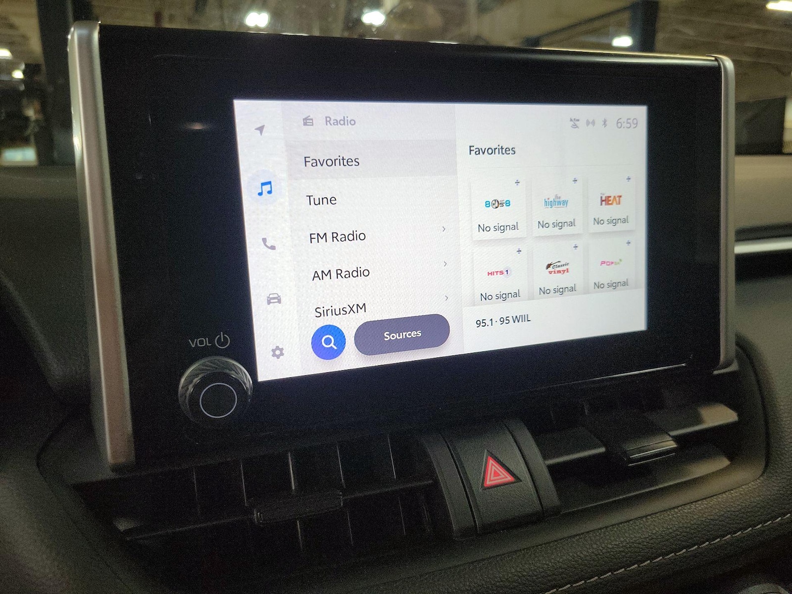 2025 Toyota RAV4 XLE - Photo 16