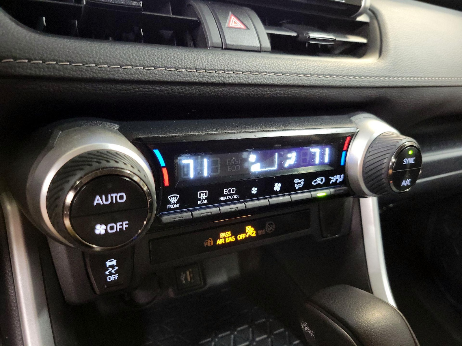 2025 Toyota RAV4 XLE - Photo 17