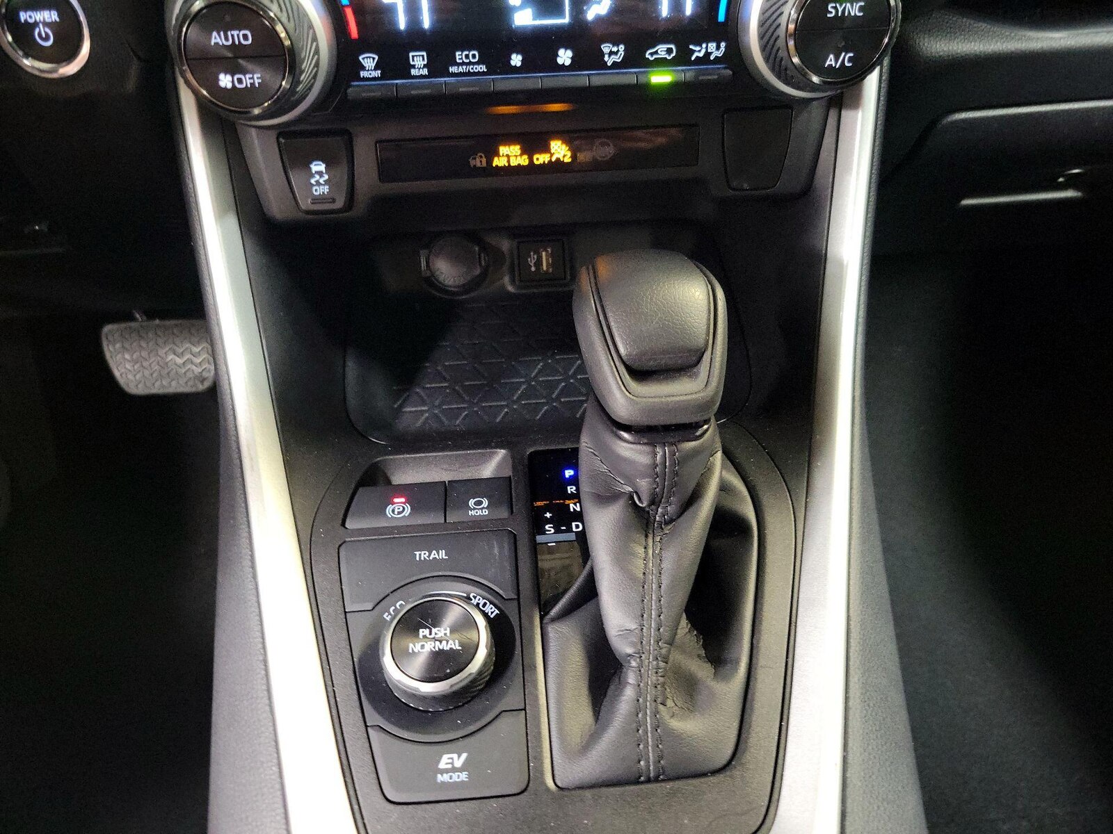 2025 Toyota RAV4 XLE - Photo 18