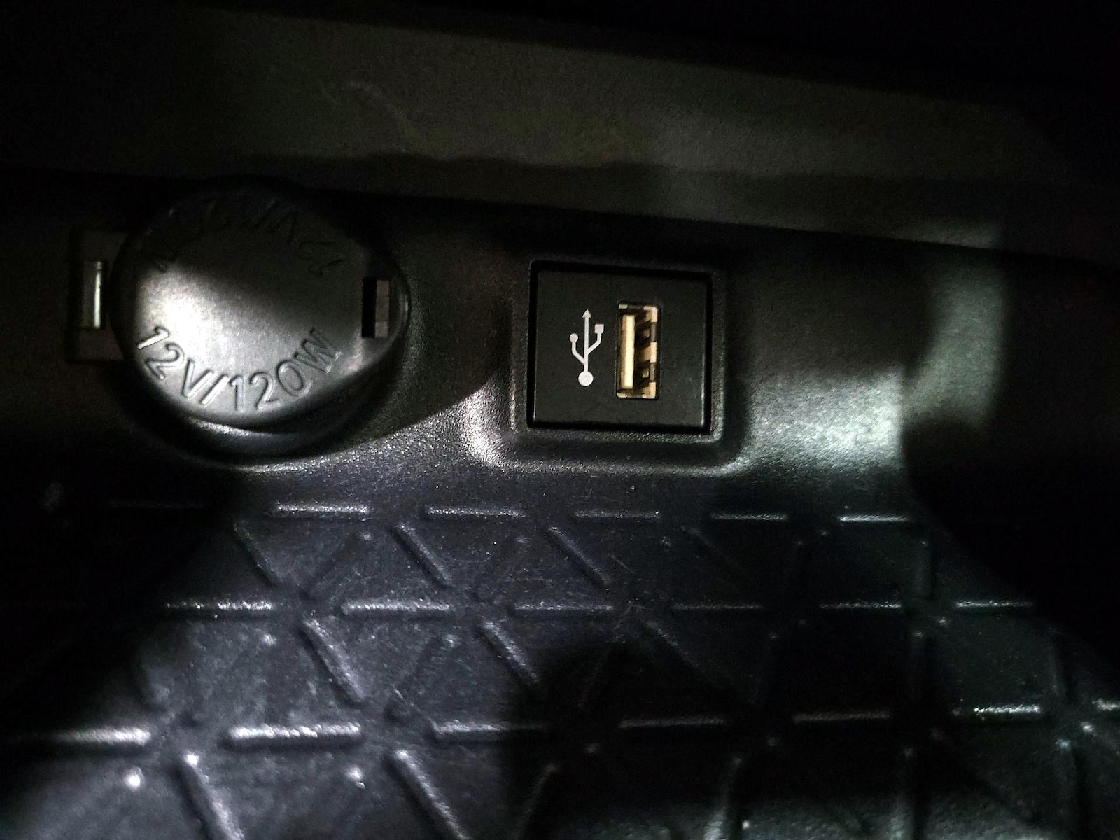 2025 Toyota RAV4 XLE - Photo 19