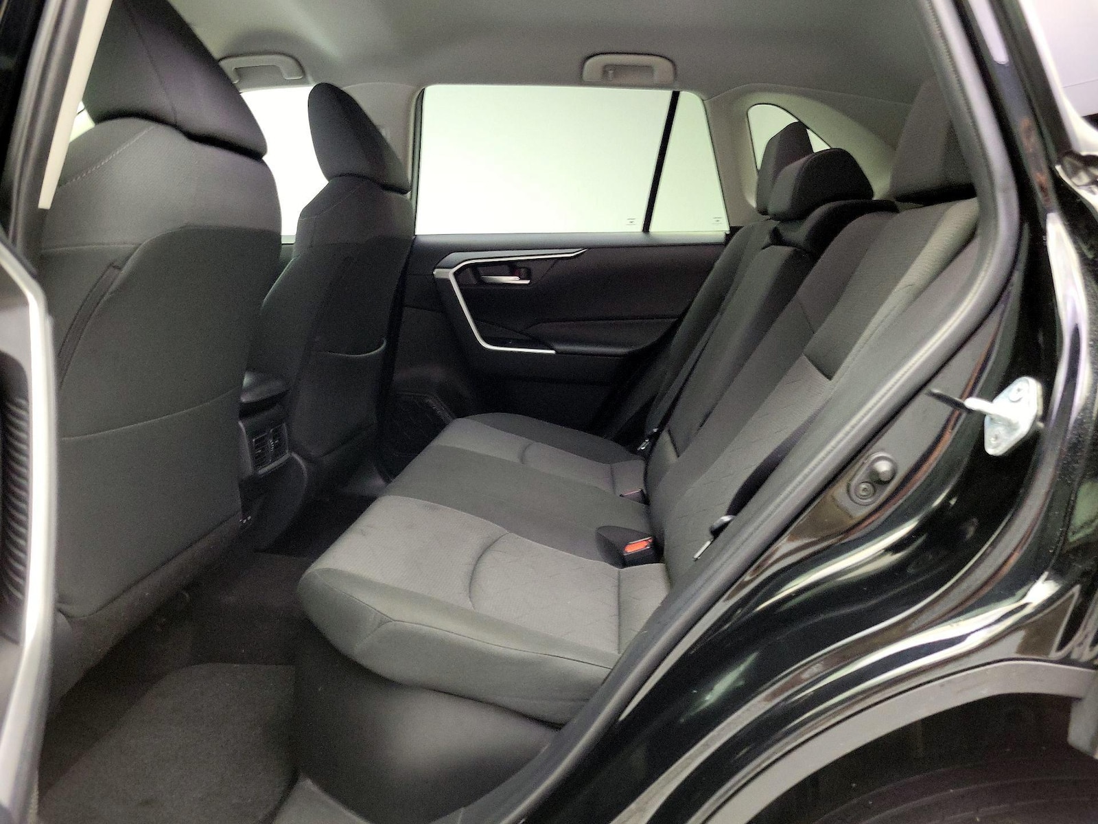 2025 Toyota RAV4 XLE - Photo 20