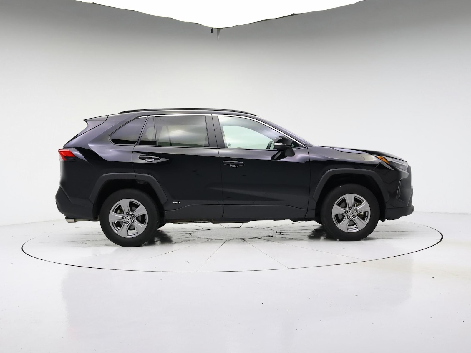 2025 Toyota RAV4 XLE - Photo 8
