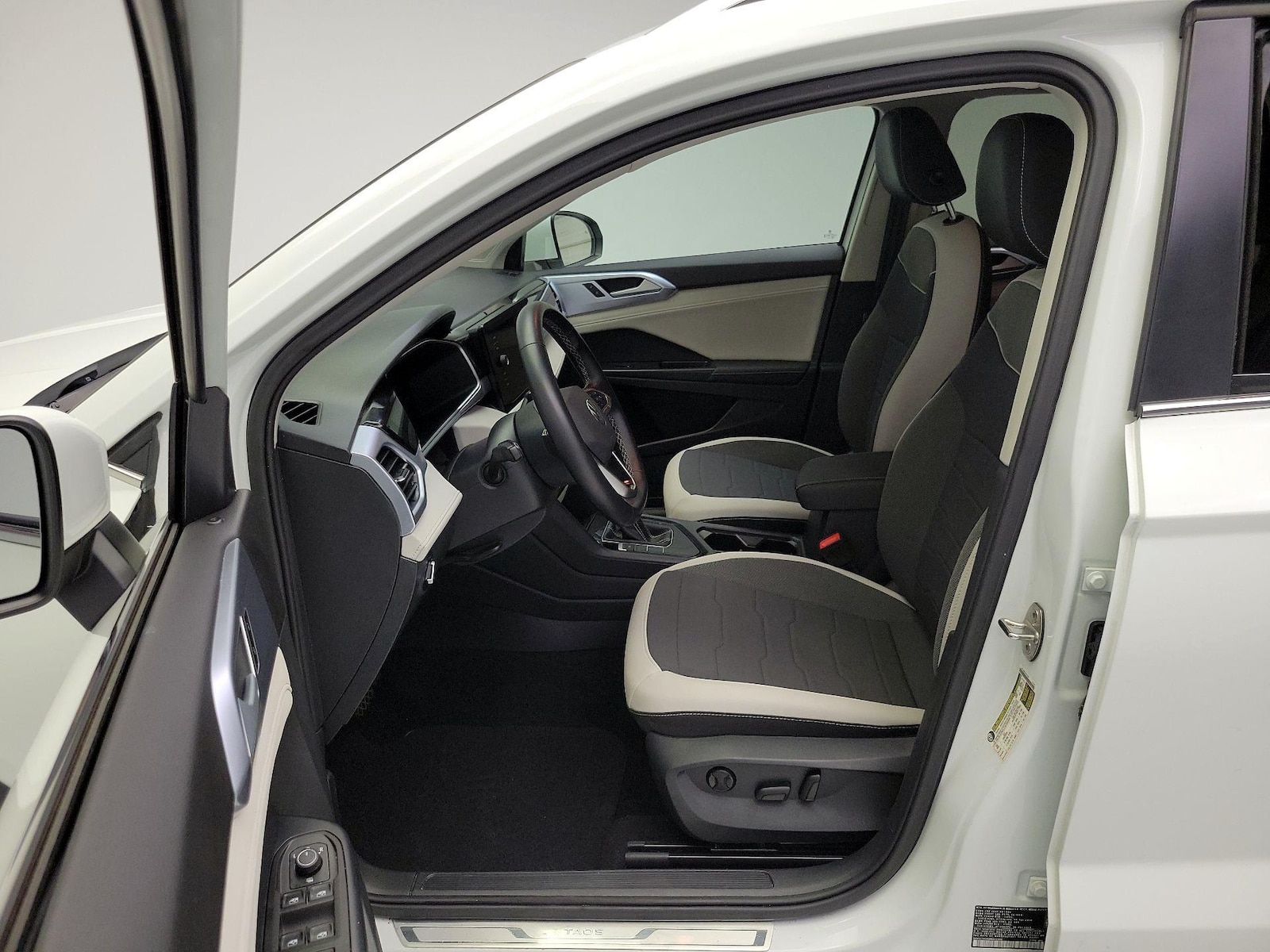 2025 Volkswagen Taos SE - Photo 12