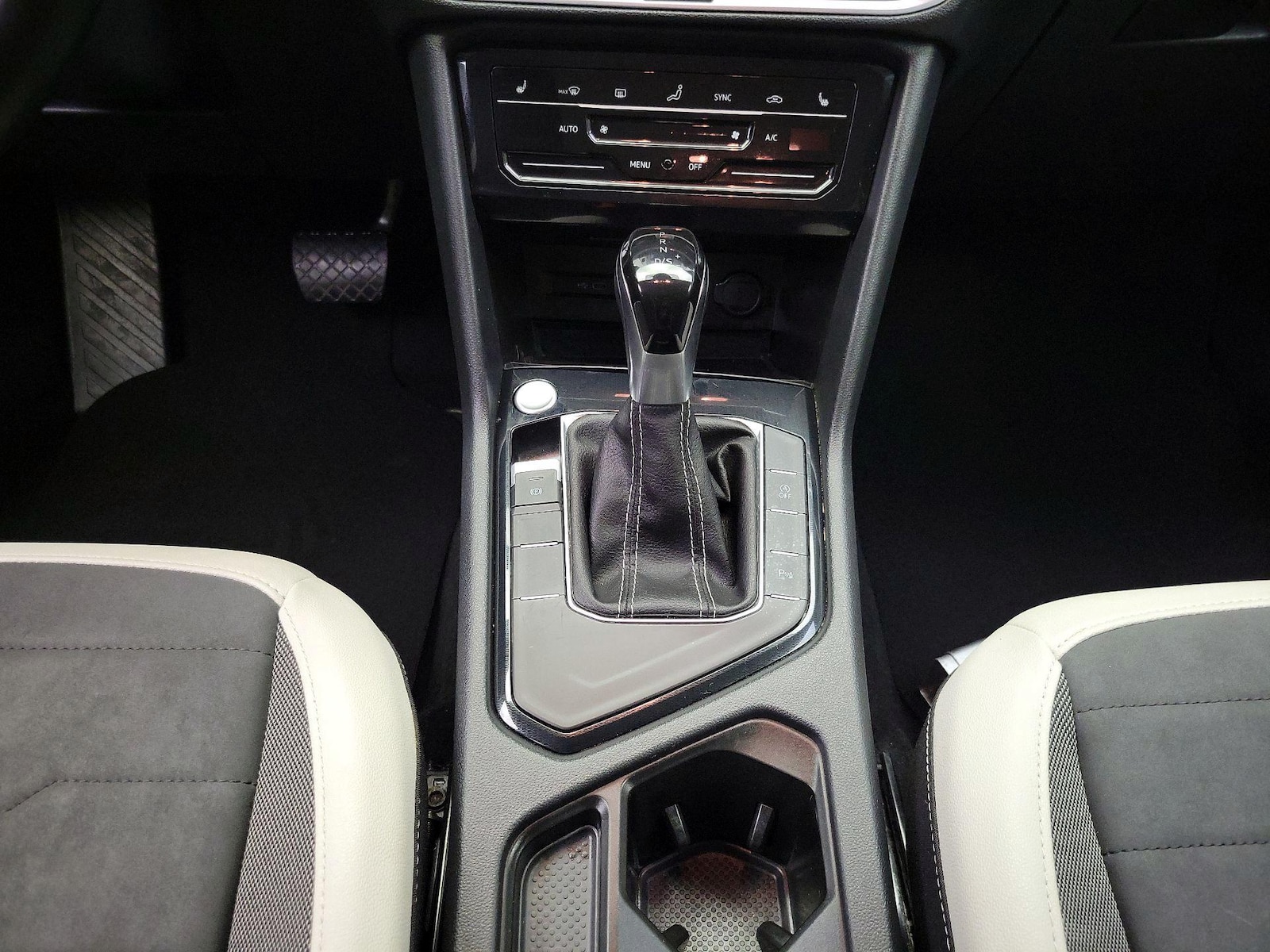 2025 Volkswagen Taos SE - Photo 18