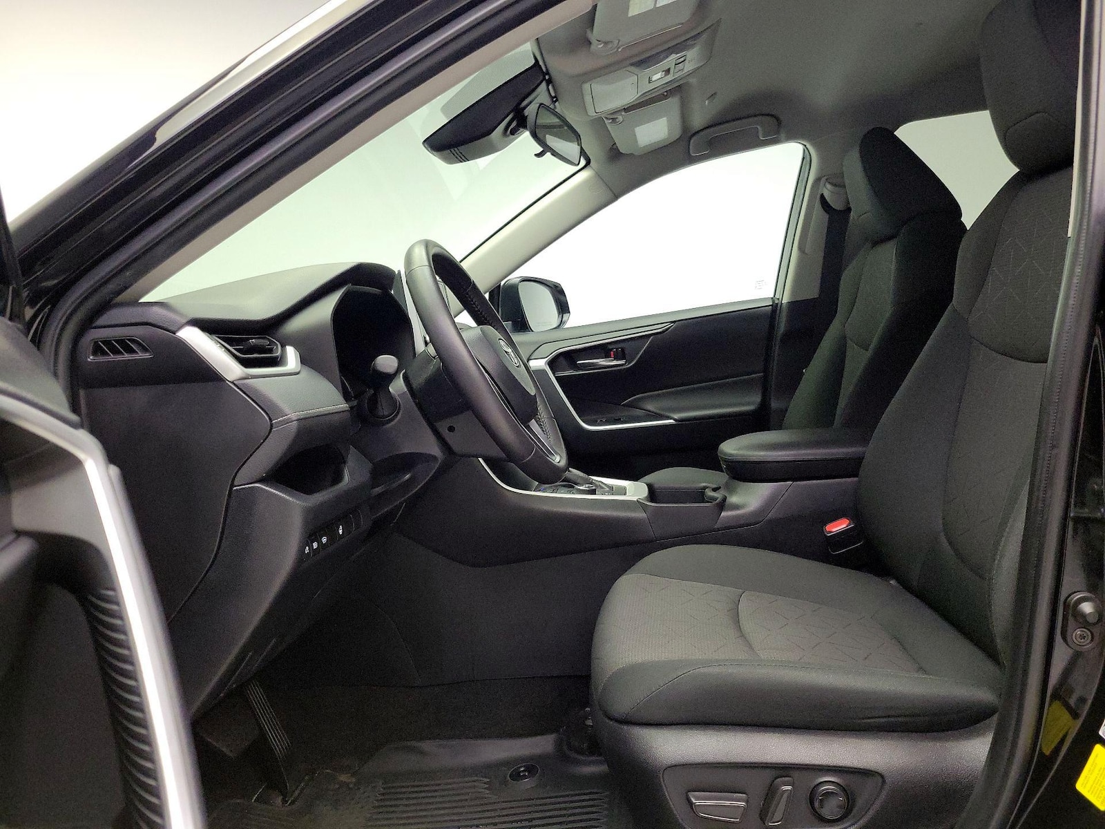 2024 Toyota RAV4 XLE - Photo 12