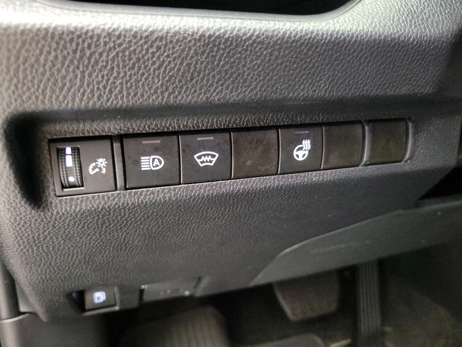 2024 Toyota RAV4 XLE - Photo 14