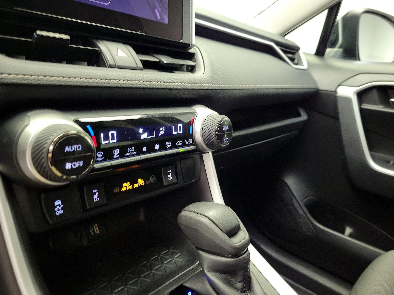 2024 Toyota RAV4 XLE - Photo 17