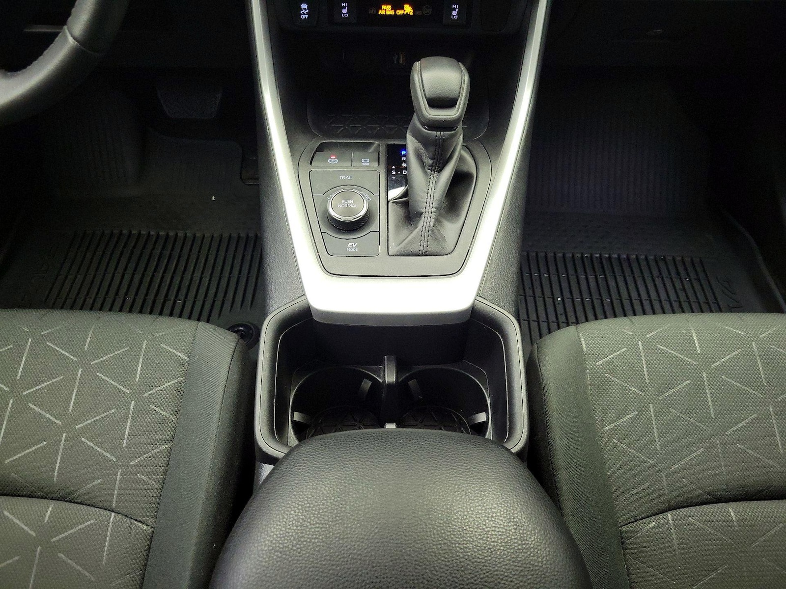2024 Toyota RAV4 XLE - Photo 18