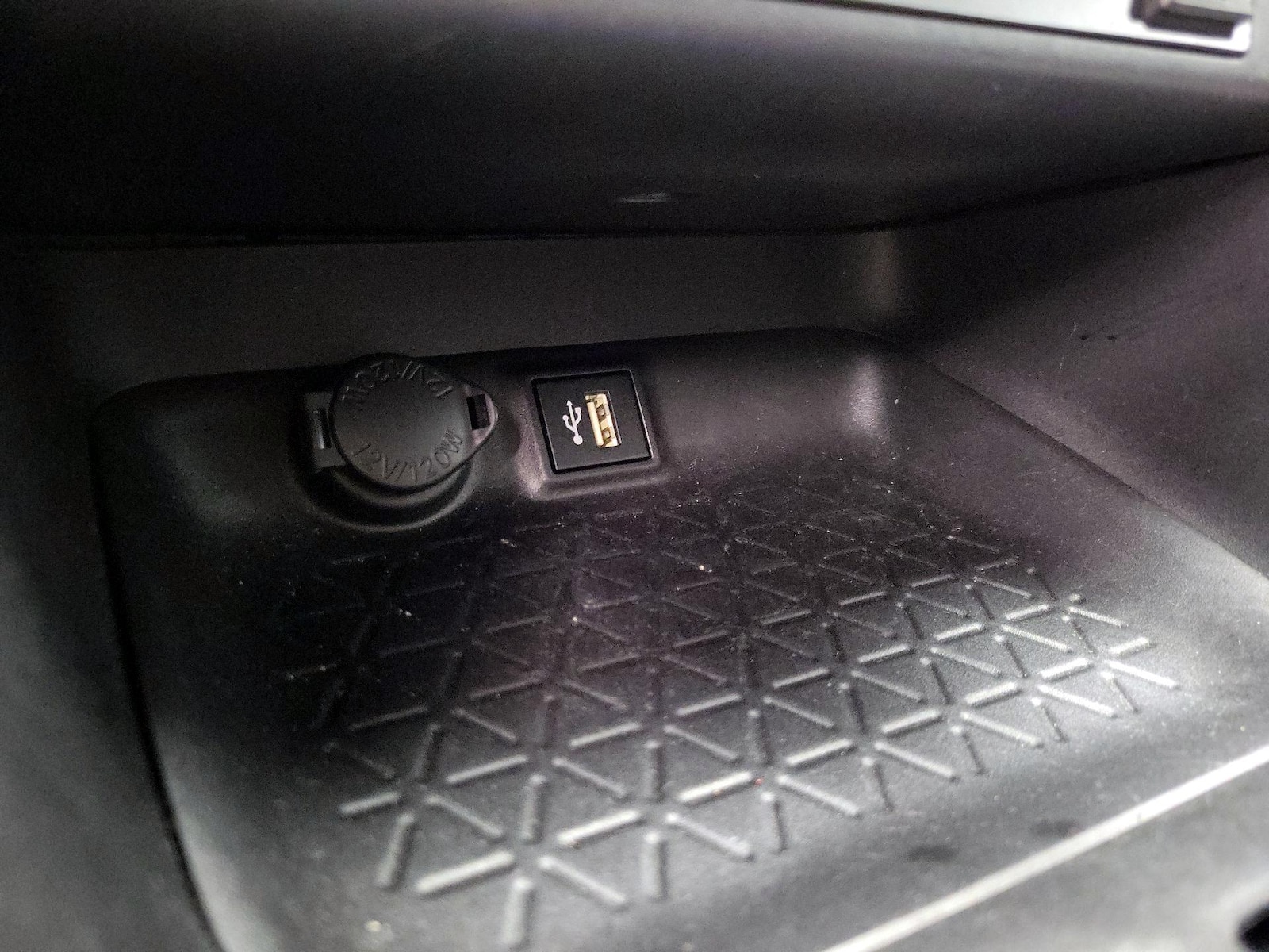 2024 Toyota RAV4 XLE - Photo 19