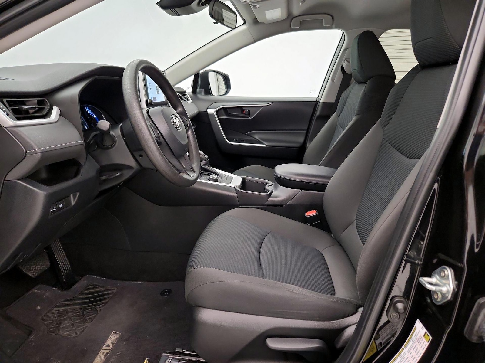 2023 Toyota RAV4 LE - Photo 12