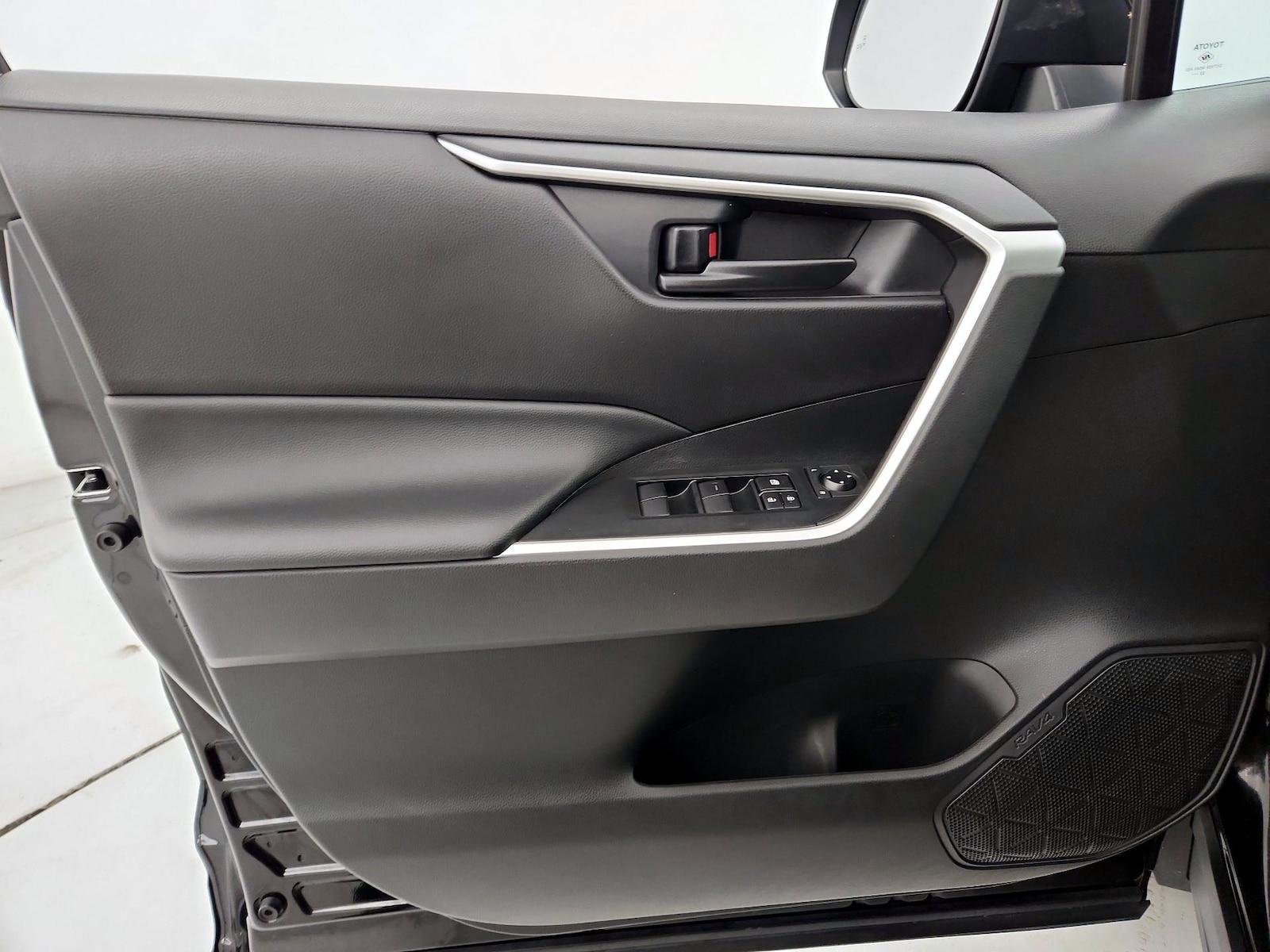 2023 Toyota RAV4 LE - Photo 13