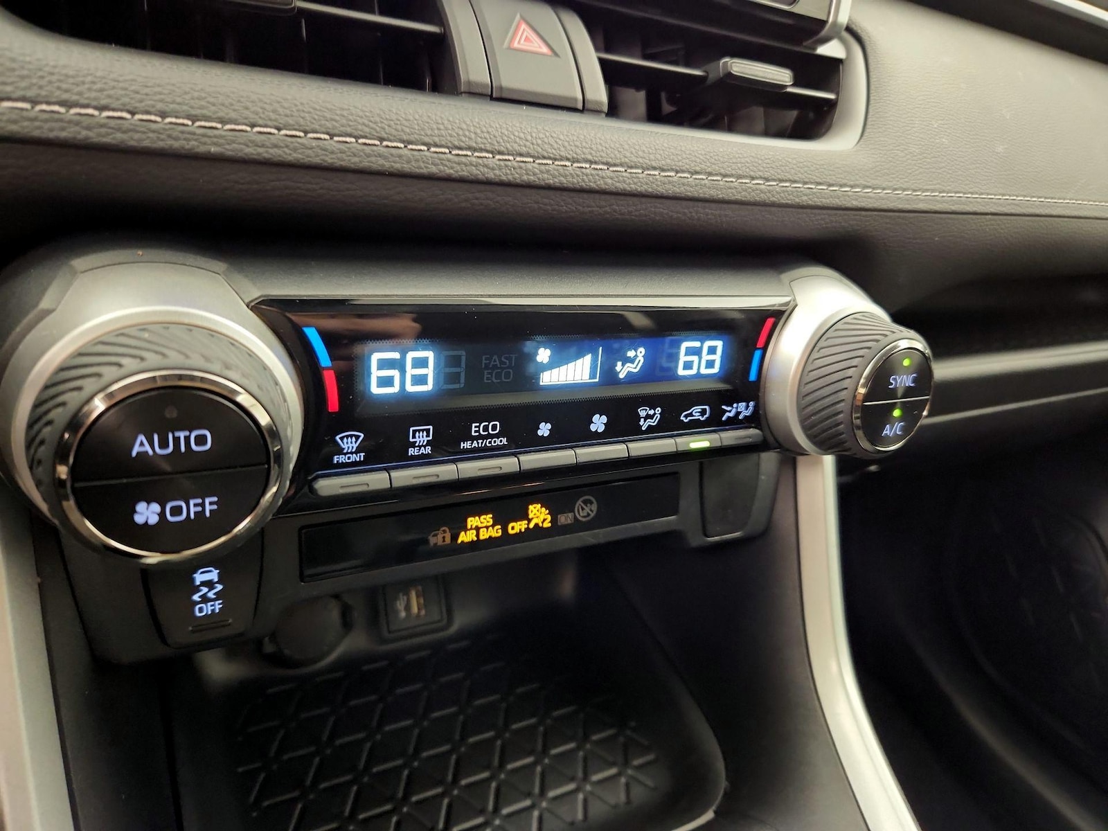 2023 Toyota RAV4 LE - Photo 17
