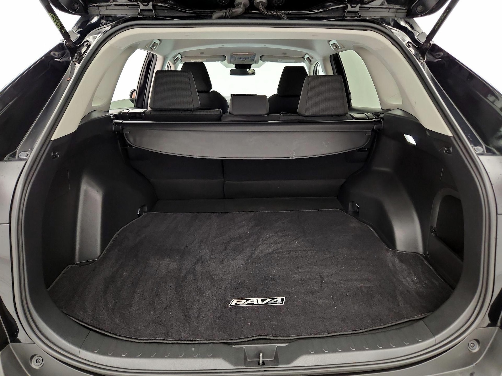 2023 Toyota RAV4 LE - Photo 21