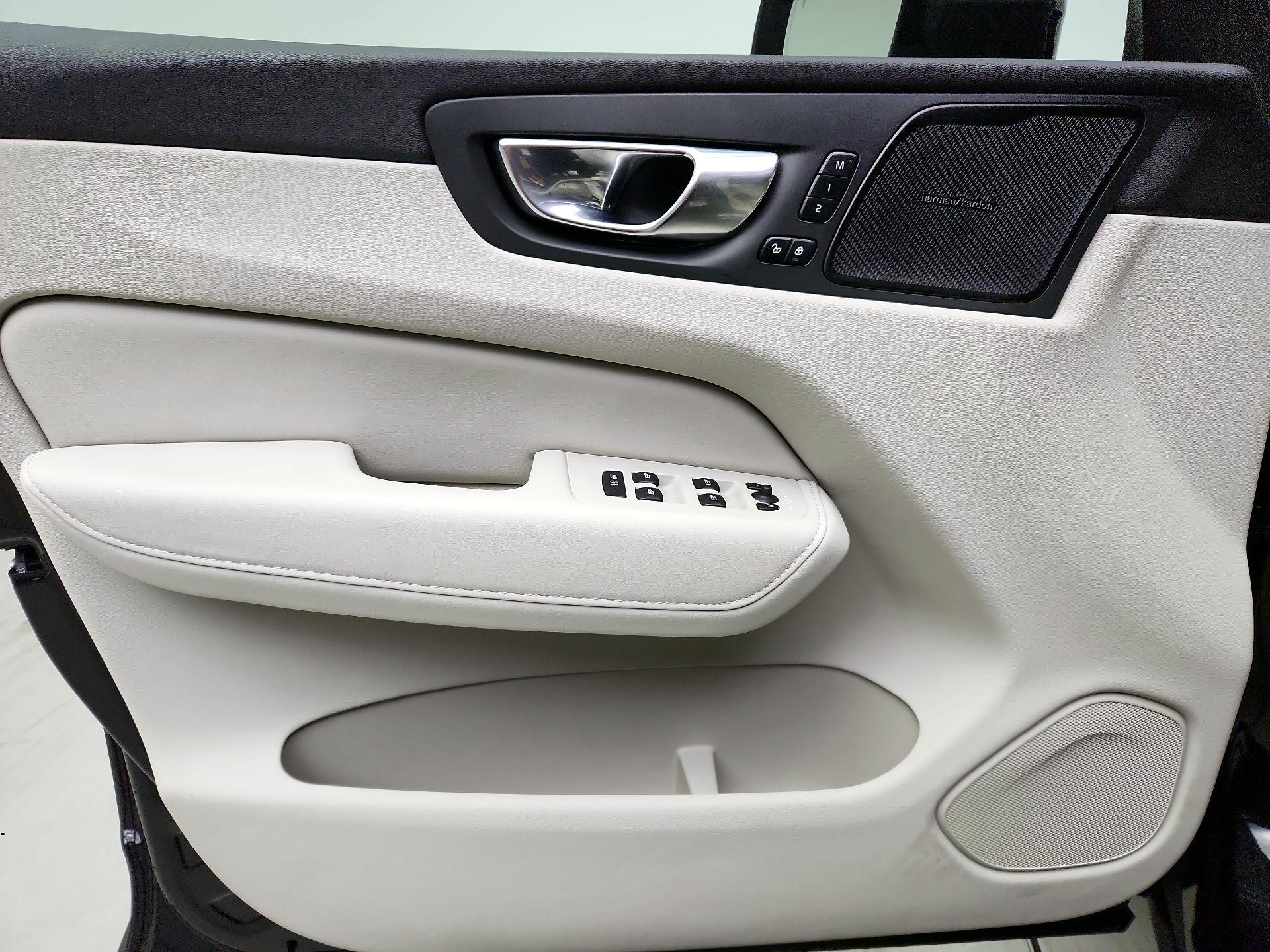Thumbnail: 2023 Volvo XC60 - 10