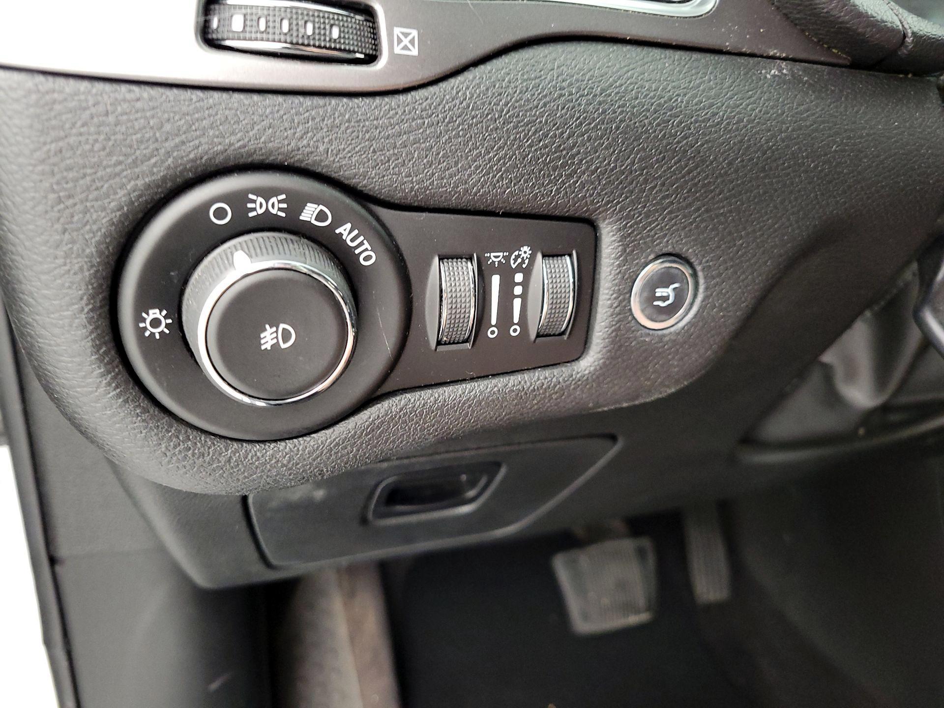 Thumbnail: 2019 Jeep Cherokee - 13