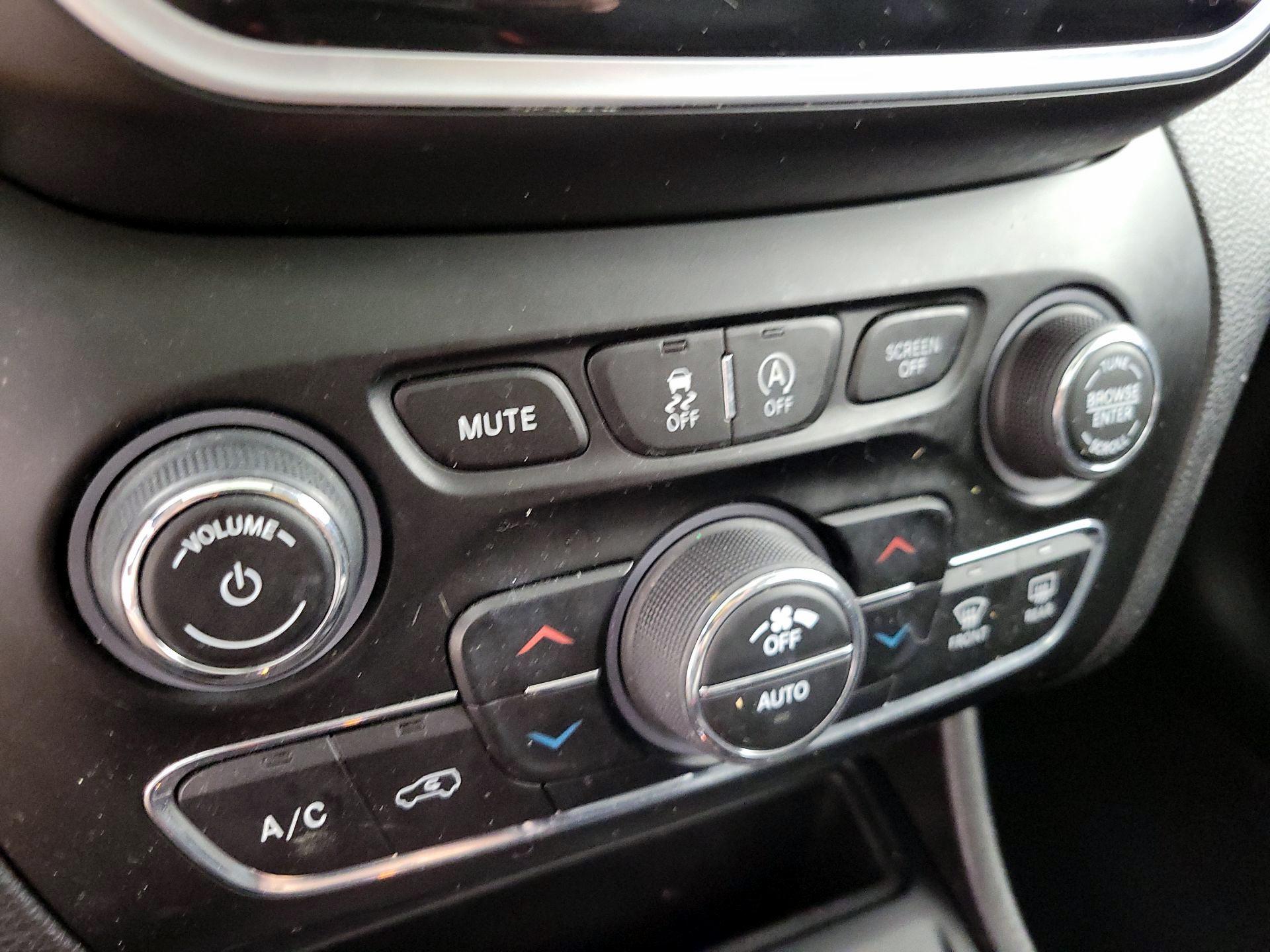 Thumbnail: 2019 Jeep Cherokee - 17