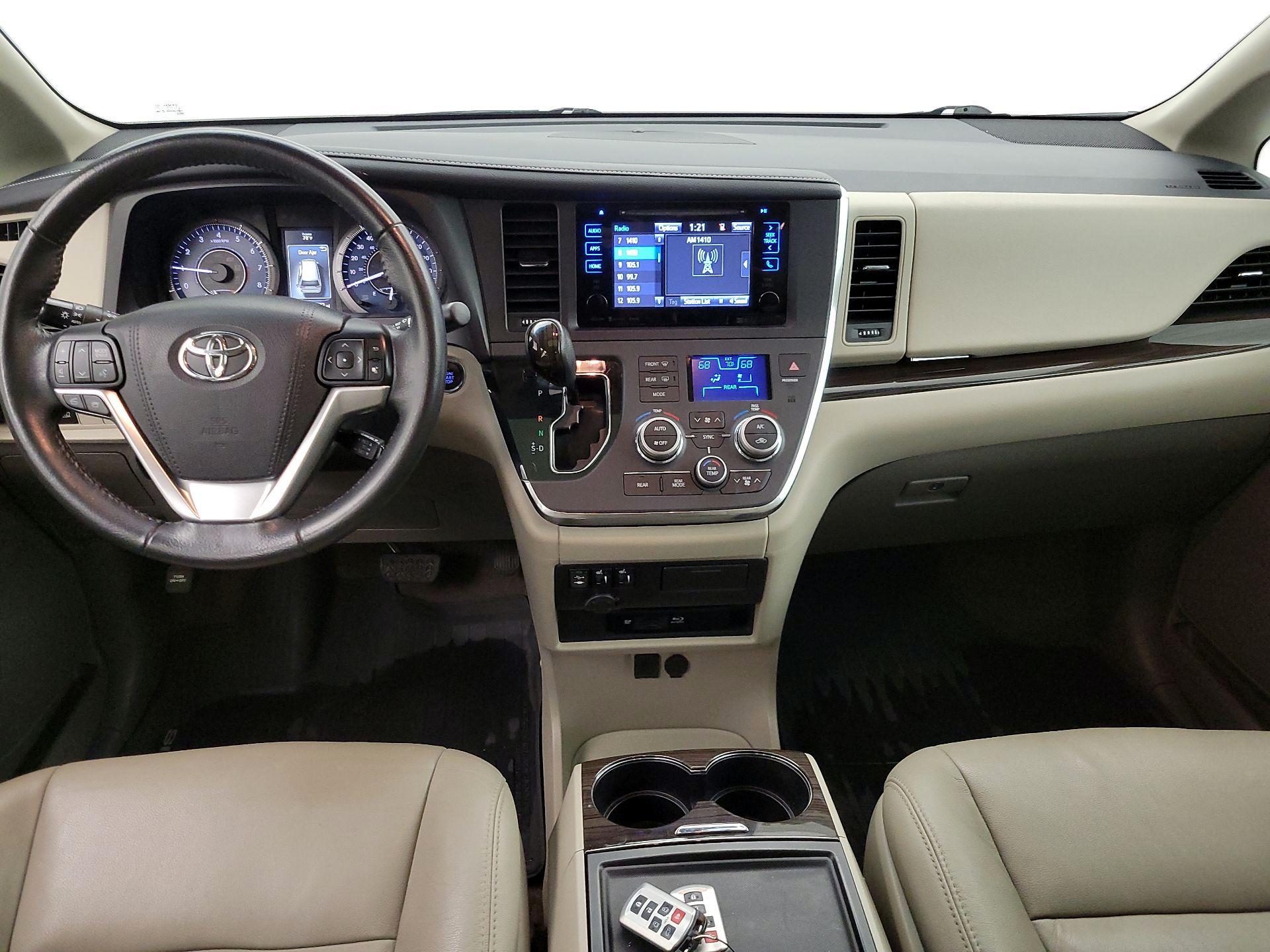 Thumbnail: 2017 Toyota Sienna - 9