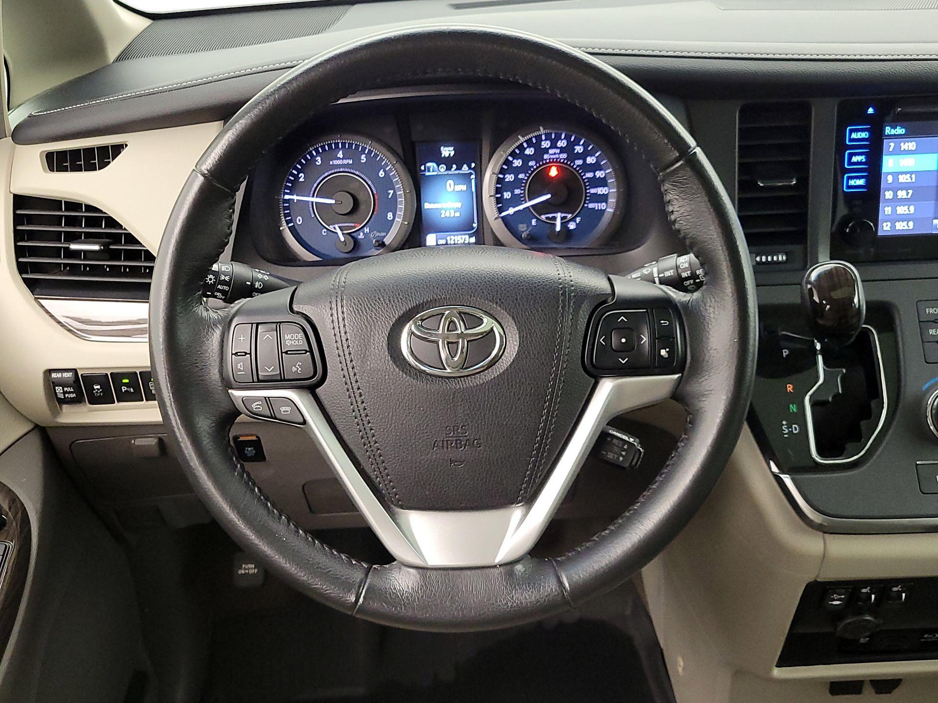 Thumbnail: 2017 Toyota Sienna - 10