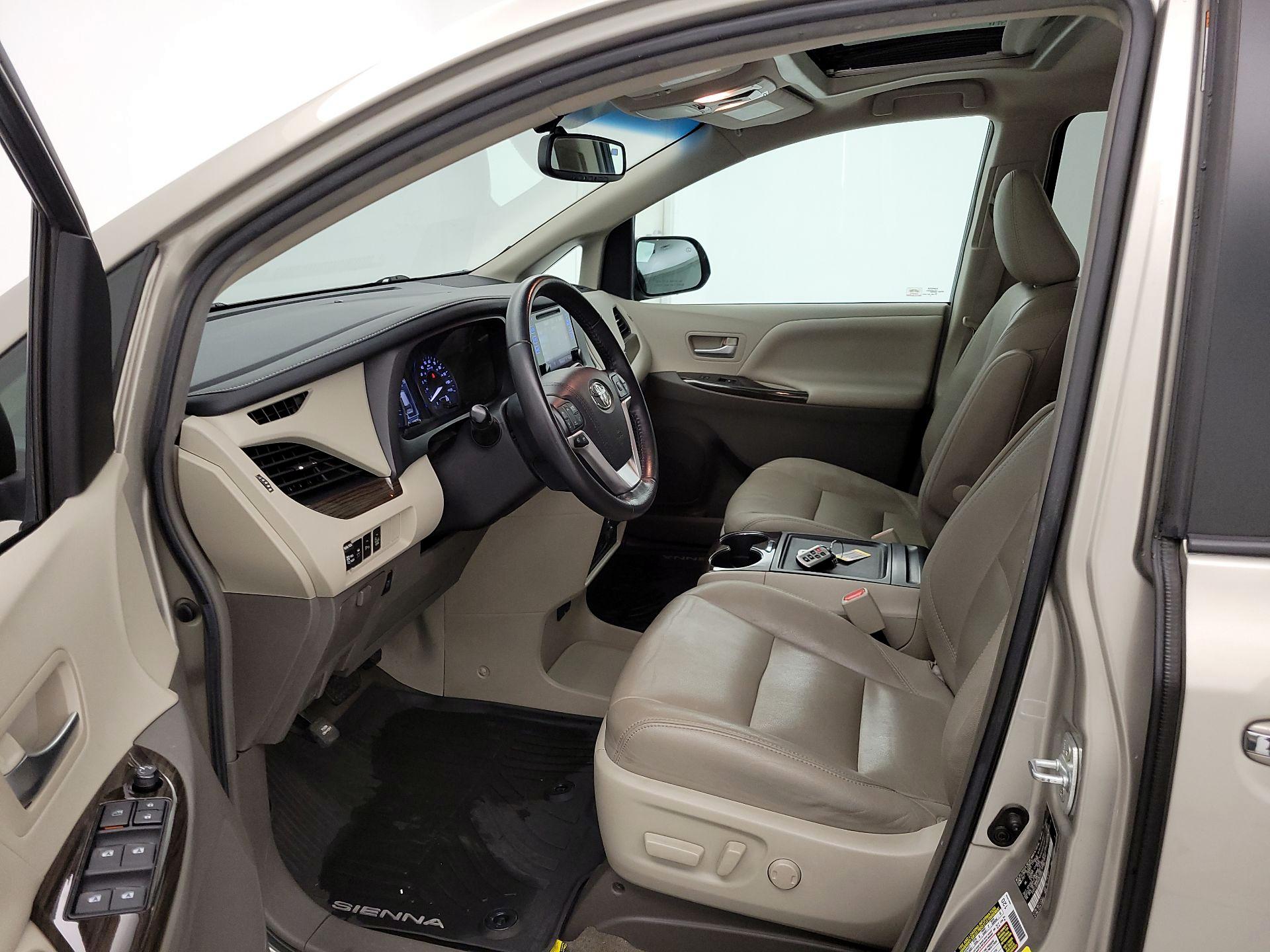 Thumbnail: 2017 Toyota Sienna - 11