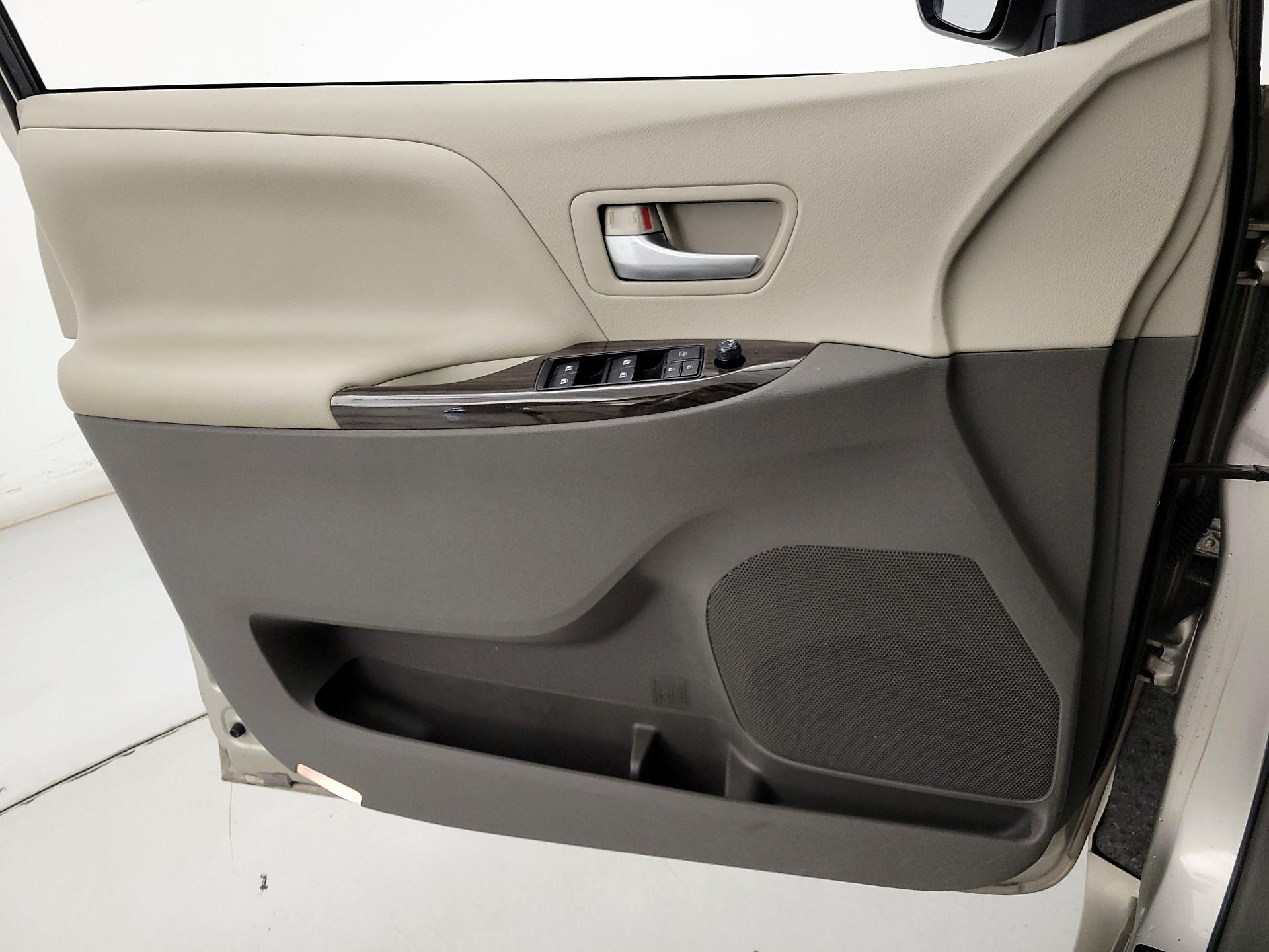 Thumbnail: 2017 Toyota Sienna - 12