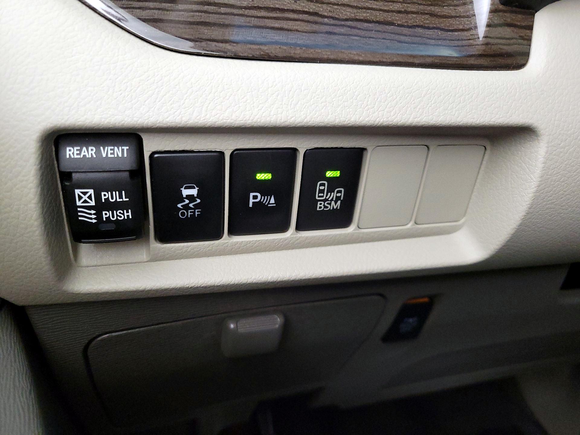 Thumbnail: 2017 Toyota Sienna - 13