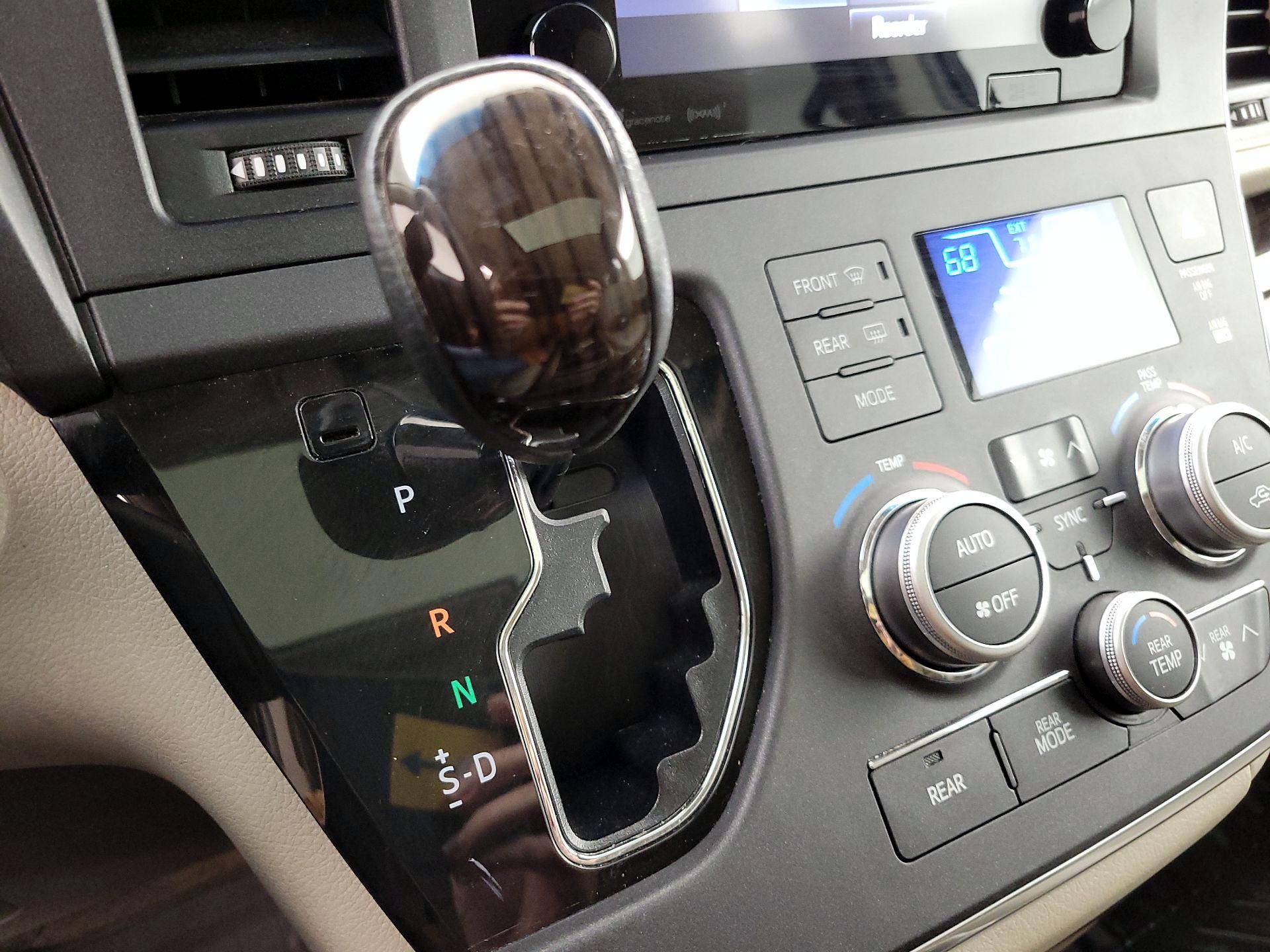 Thumbnail: 2017 Toyota Sienna - 17