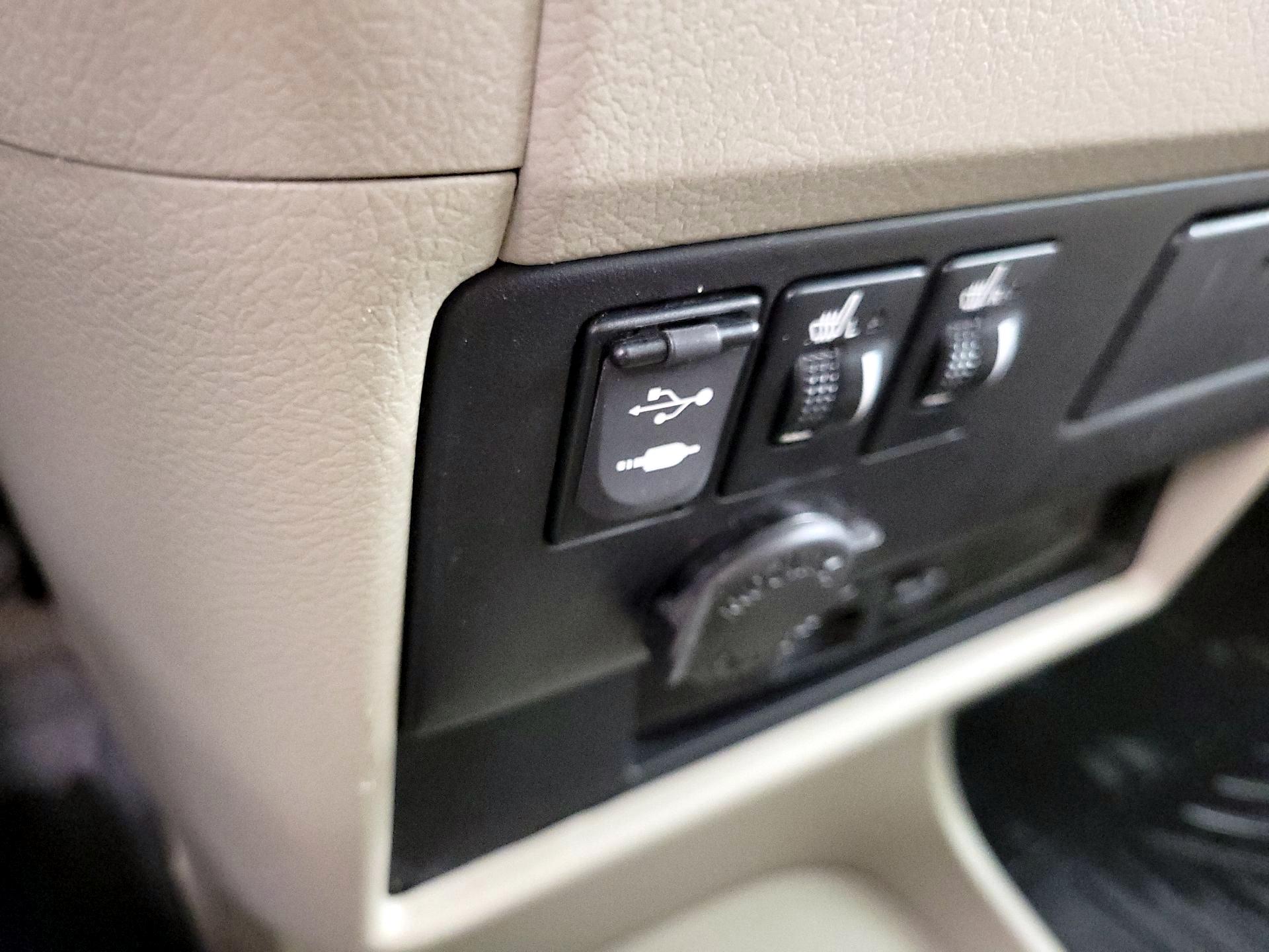 Thumbnail: 2017 Toyota Sienna - 18