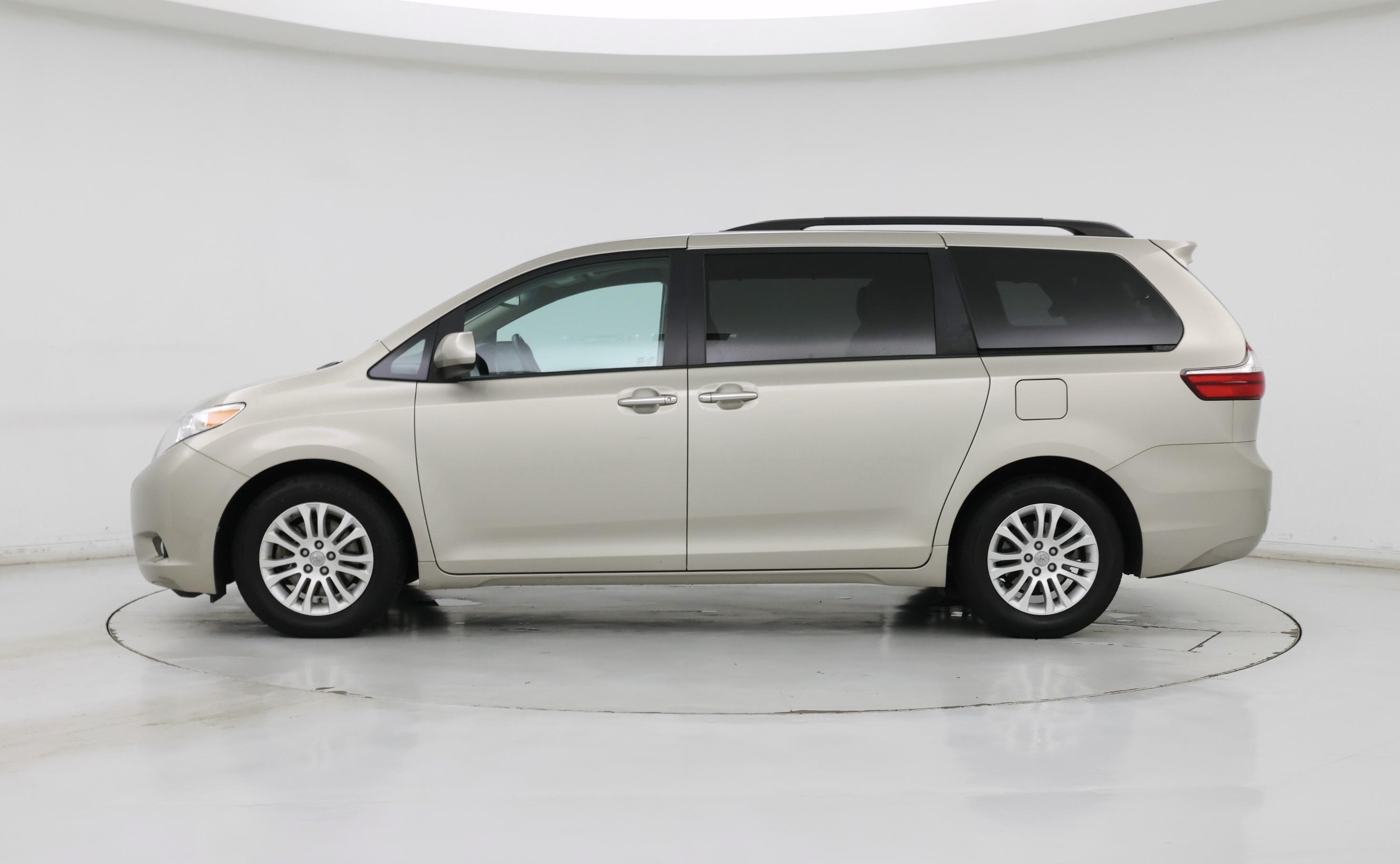 Thumbnail: 2017 Toyota Sienna - 3