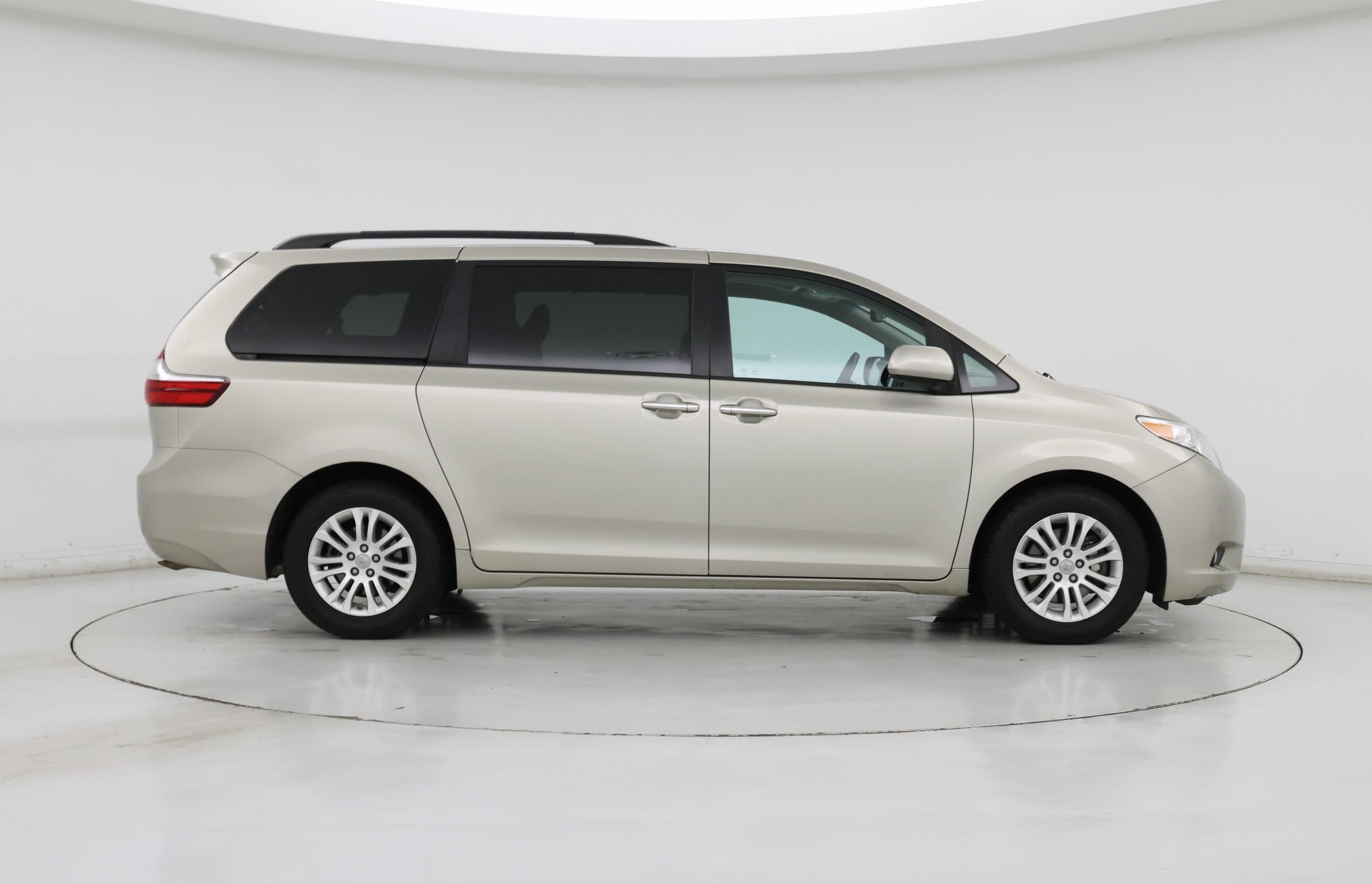 Thumbnail: 2017 Toyota Sienna - 7