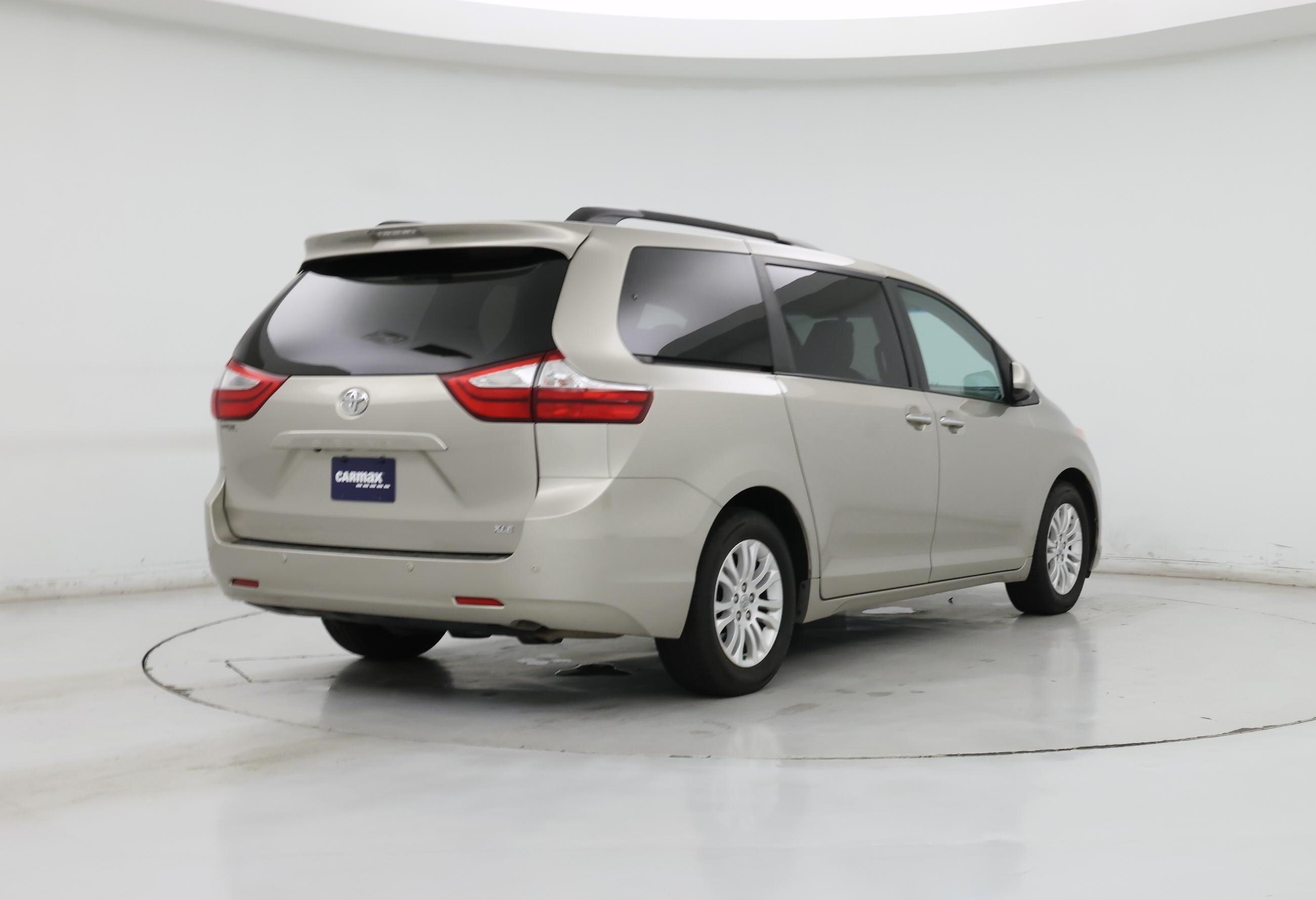Thumbnail: 2017 Toyota Sienna - 8