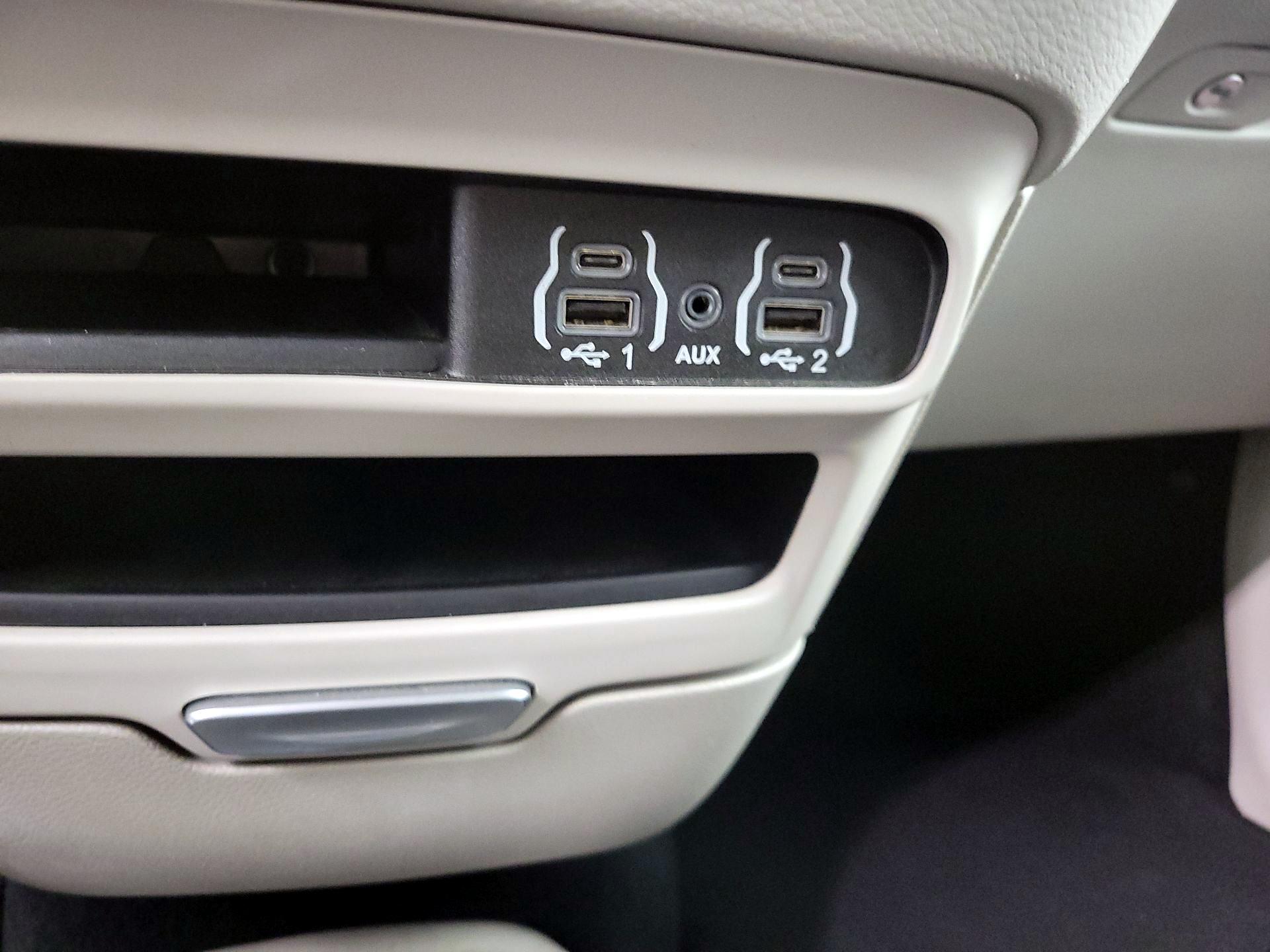 Thumbnail: 2024 Chrysler Pacifica - 18