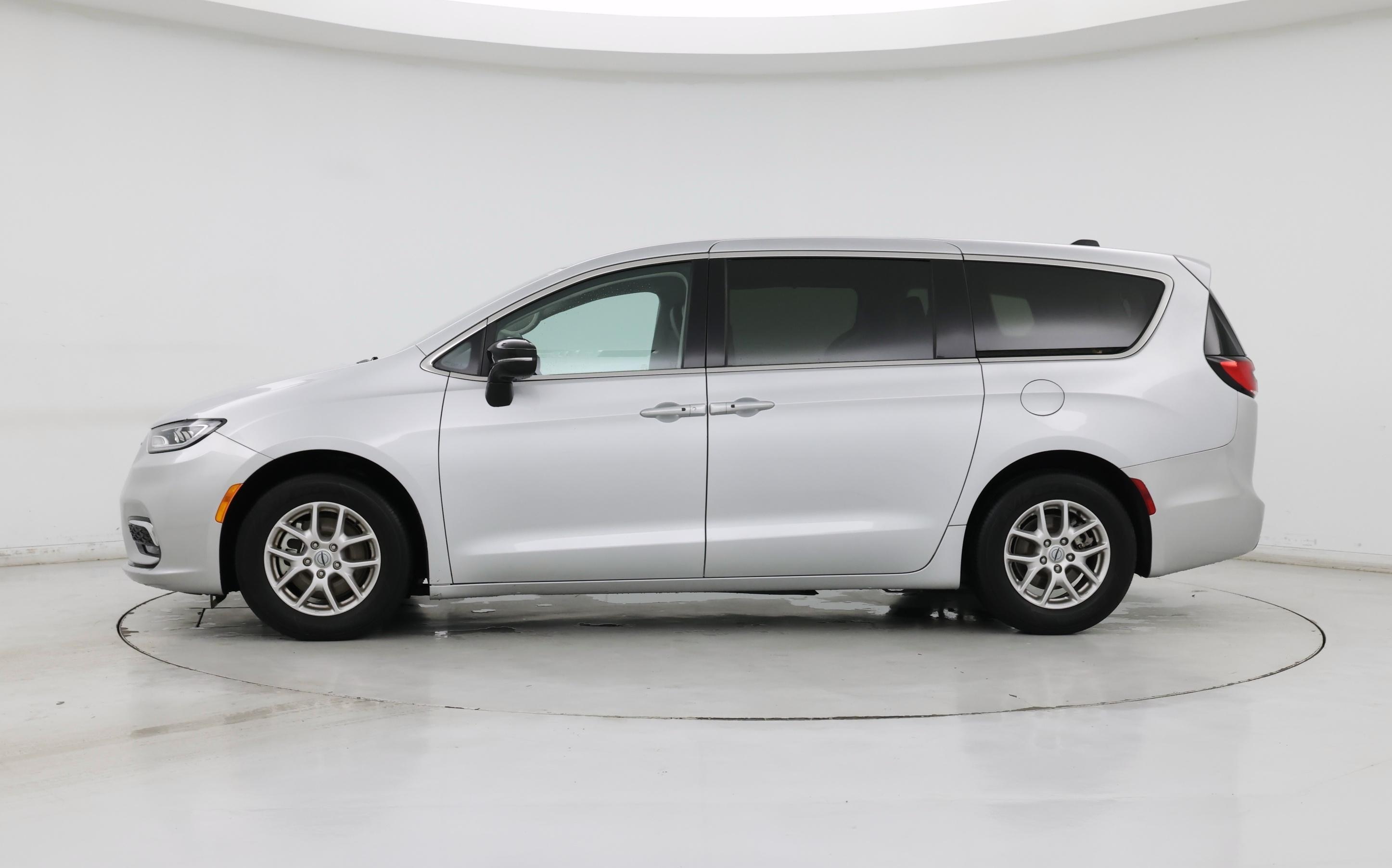 Thumbnail: 2024 Chrysler Pacifica - 3