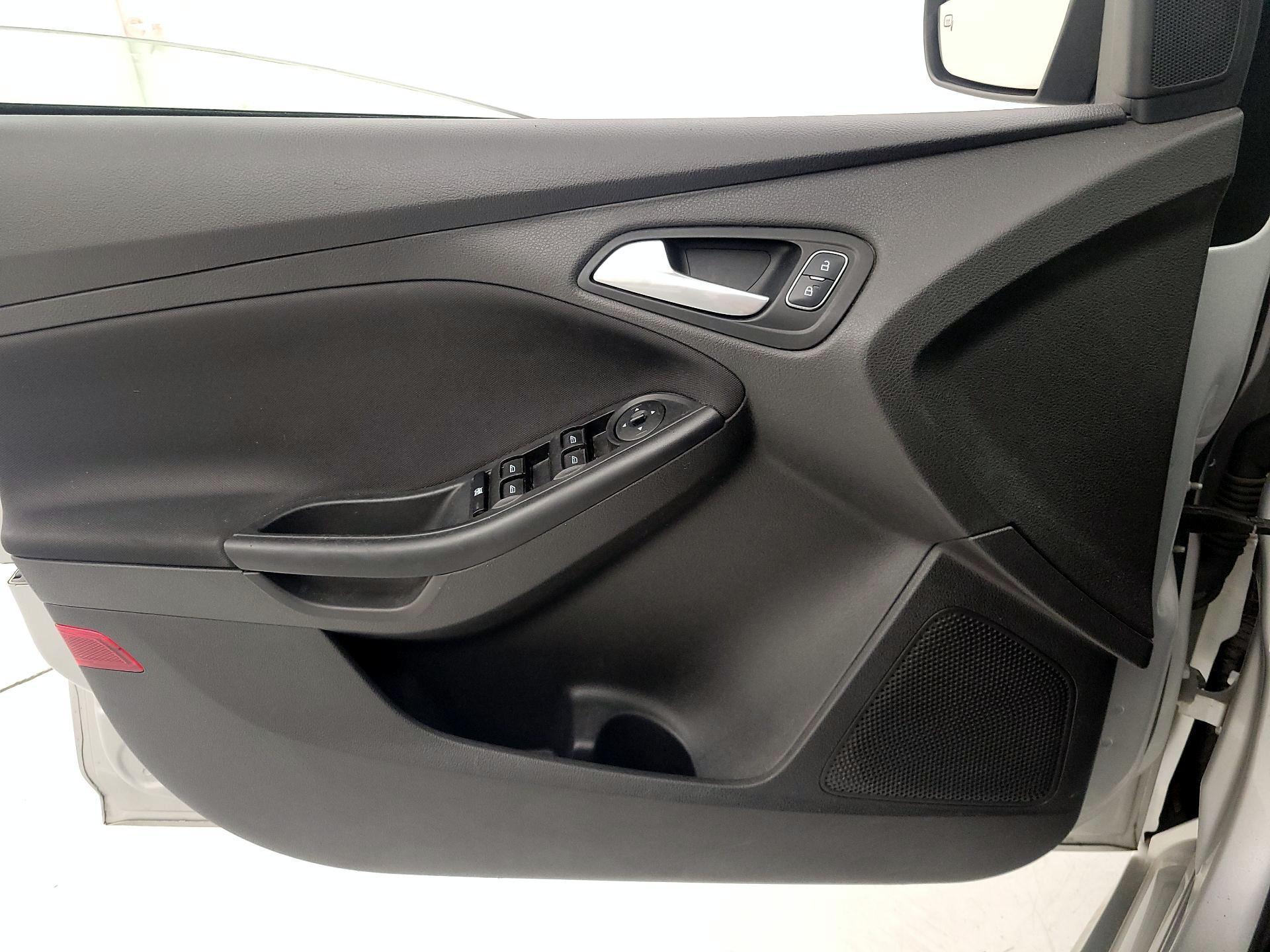 Thumbnail: 2016 Ford Focus - 12